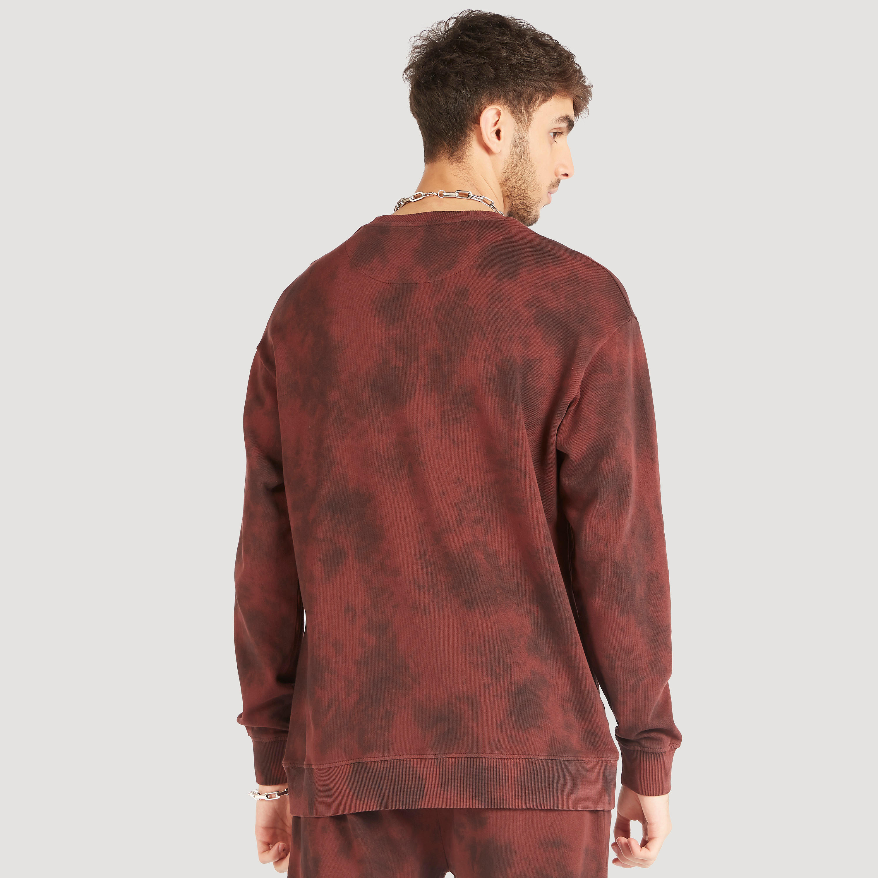 سويت شيرت بياقة ضيّقة وأكمام طويلة وطبعات-men-winterwear-hoodiesandsweatshirts-image-3