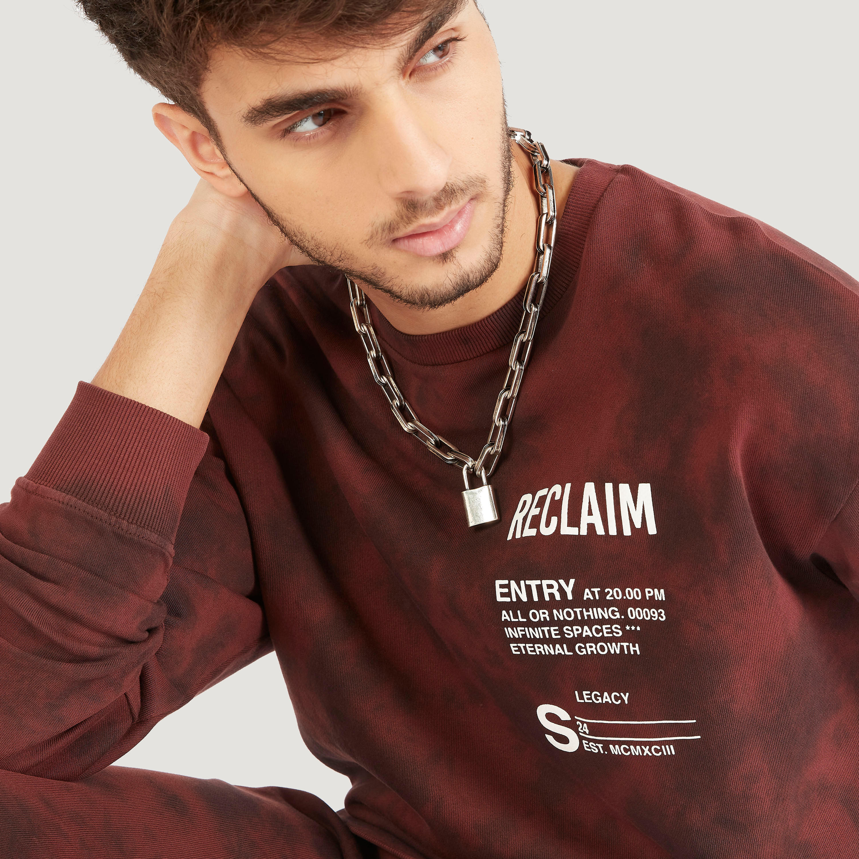 سويت شيرت بياقة ضيّقة وأكمام طويلة وطبعات-men-winterwear-hoodiesandsweatshirts-image-2