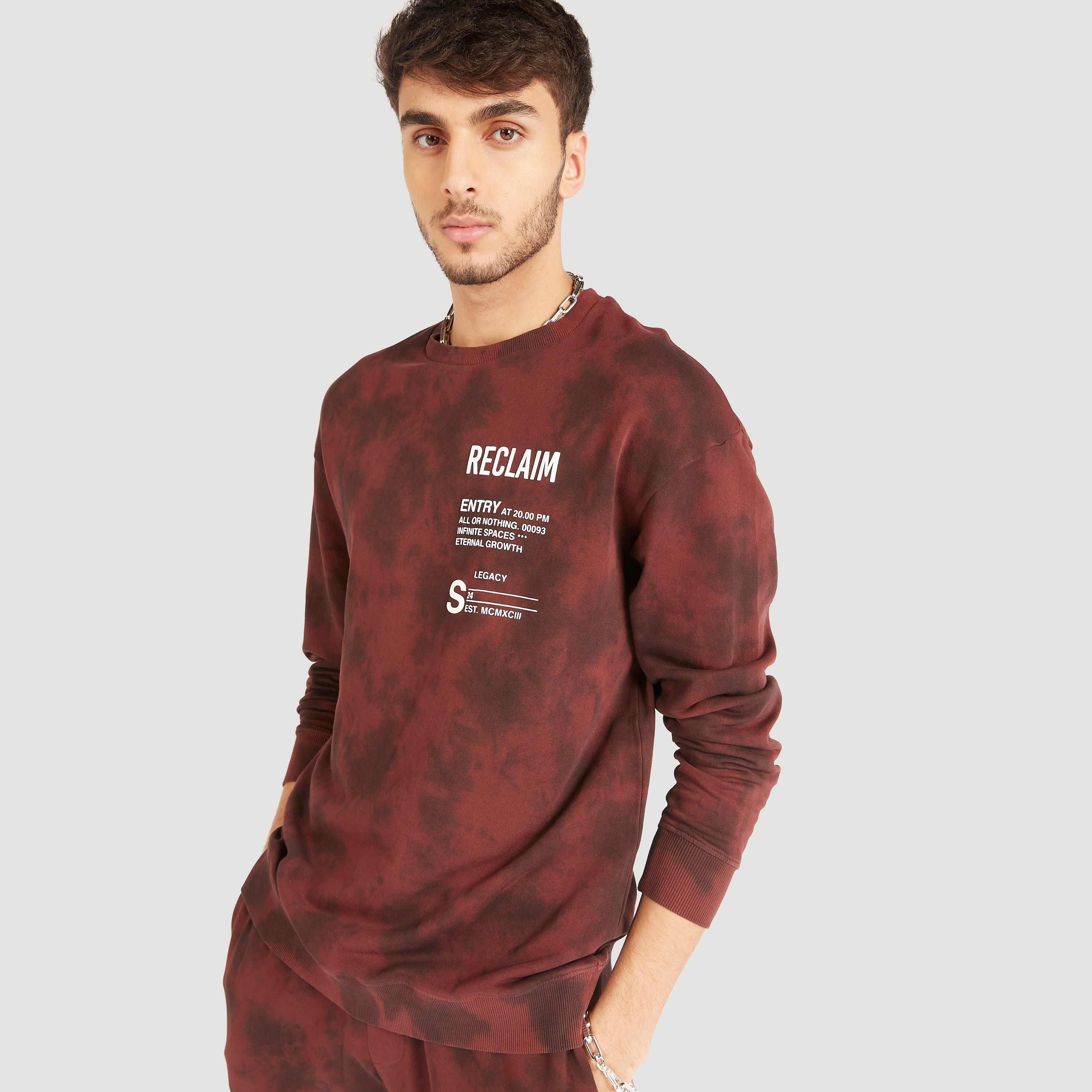سويت شيرت بياقة ضيّقة وأكمام طويلة وطبعات-men-winterwear-hoodiesandsweatshirts-image-1