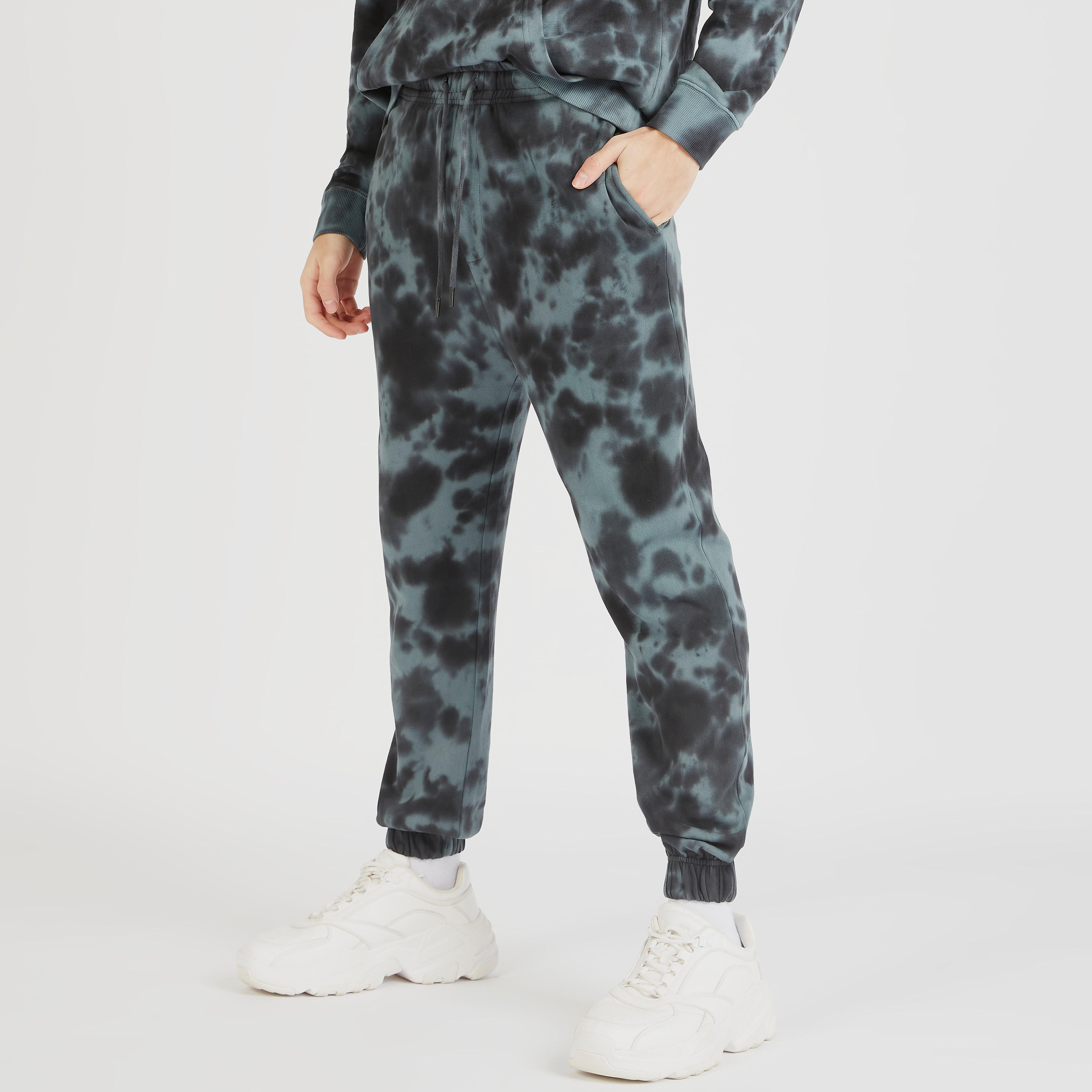 بنطلون رياضي برباط إغلاق وجيوب وطبعات-men-clothing-bottoms-joggers-image-4