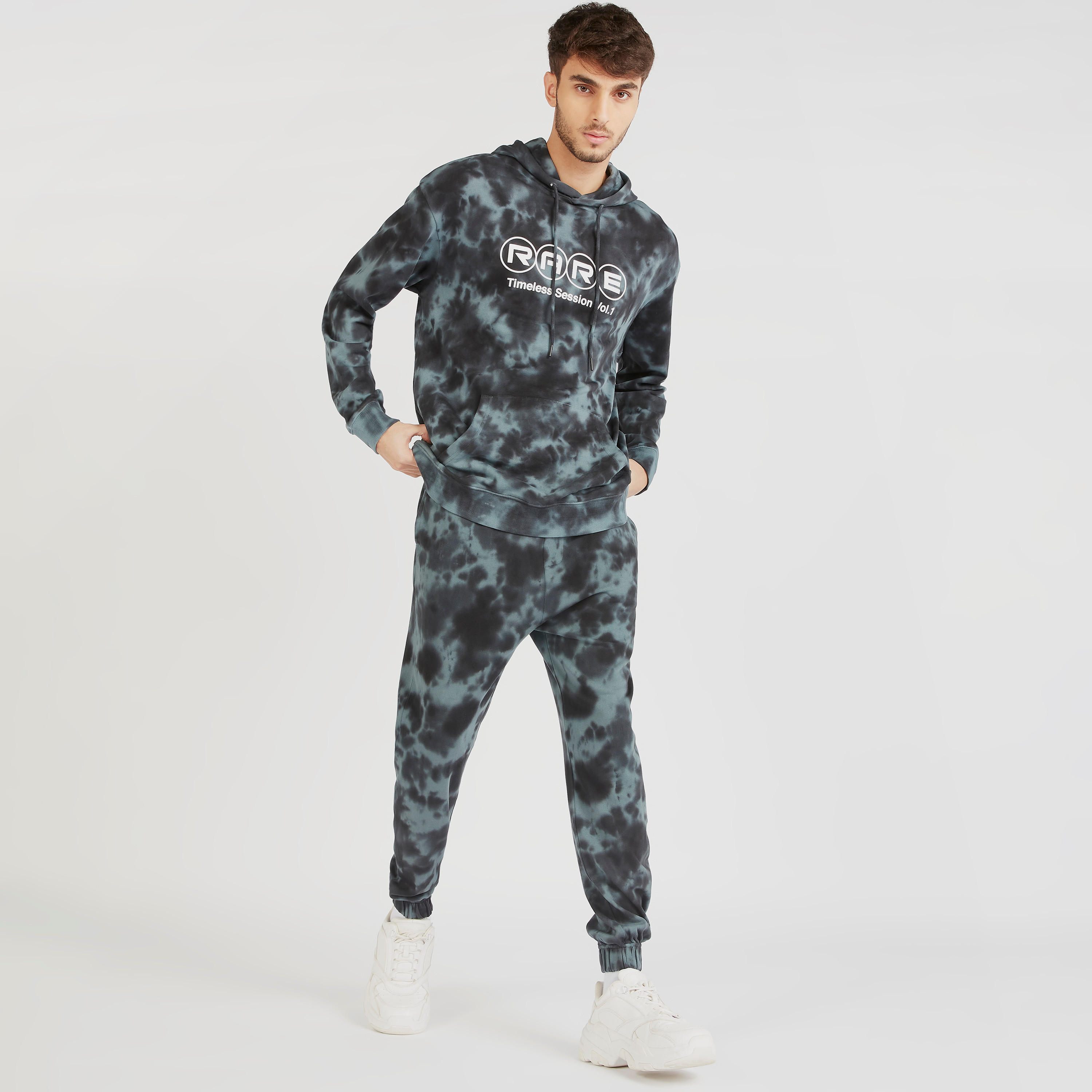 بنطلون رياضي برباط إغلاق وجيوب وطبعات-men-clothing-bottoms-joggers-image-3