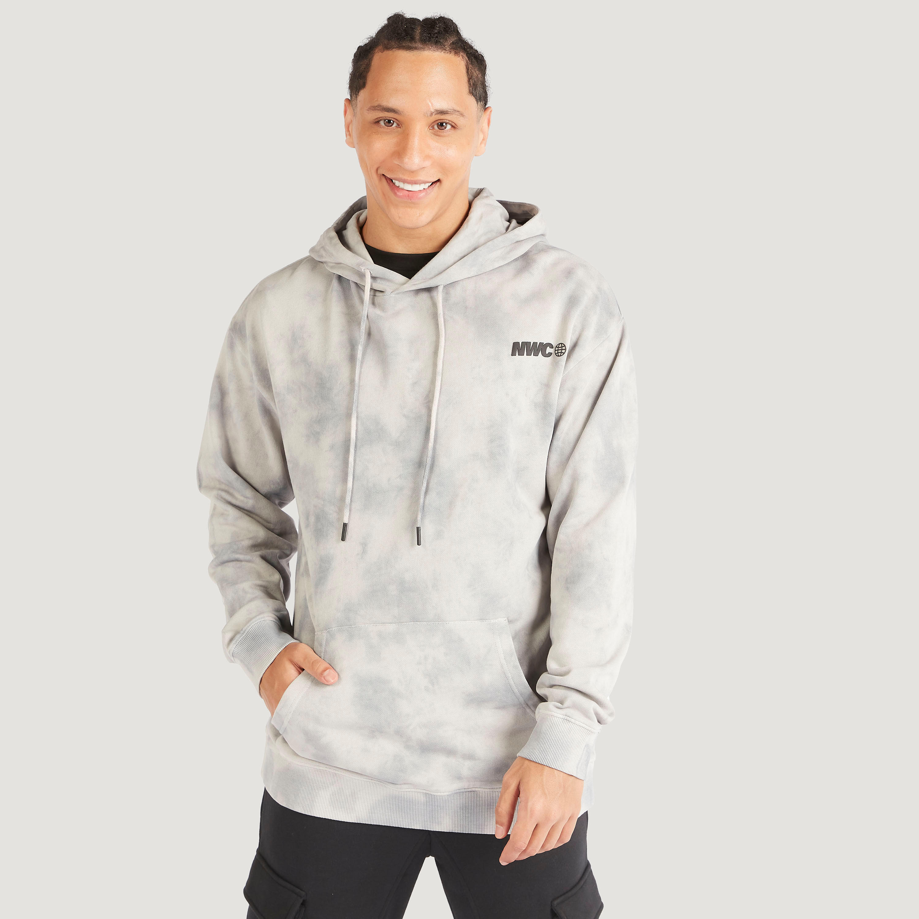 سويت شيرت بطبعات وقبّعة وأكمام طويلة وجيوب كنغر-men-winterwear-hoodiesandsweatshirts-image-1