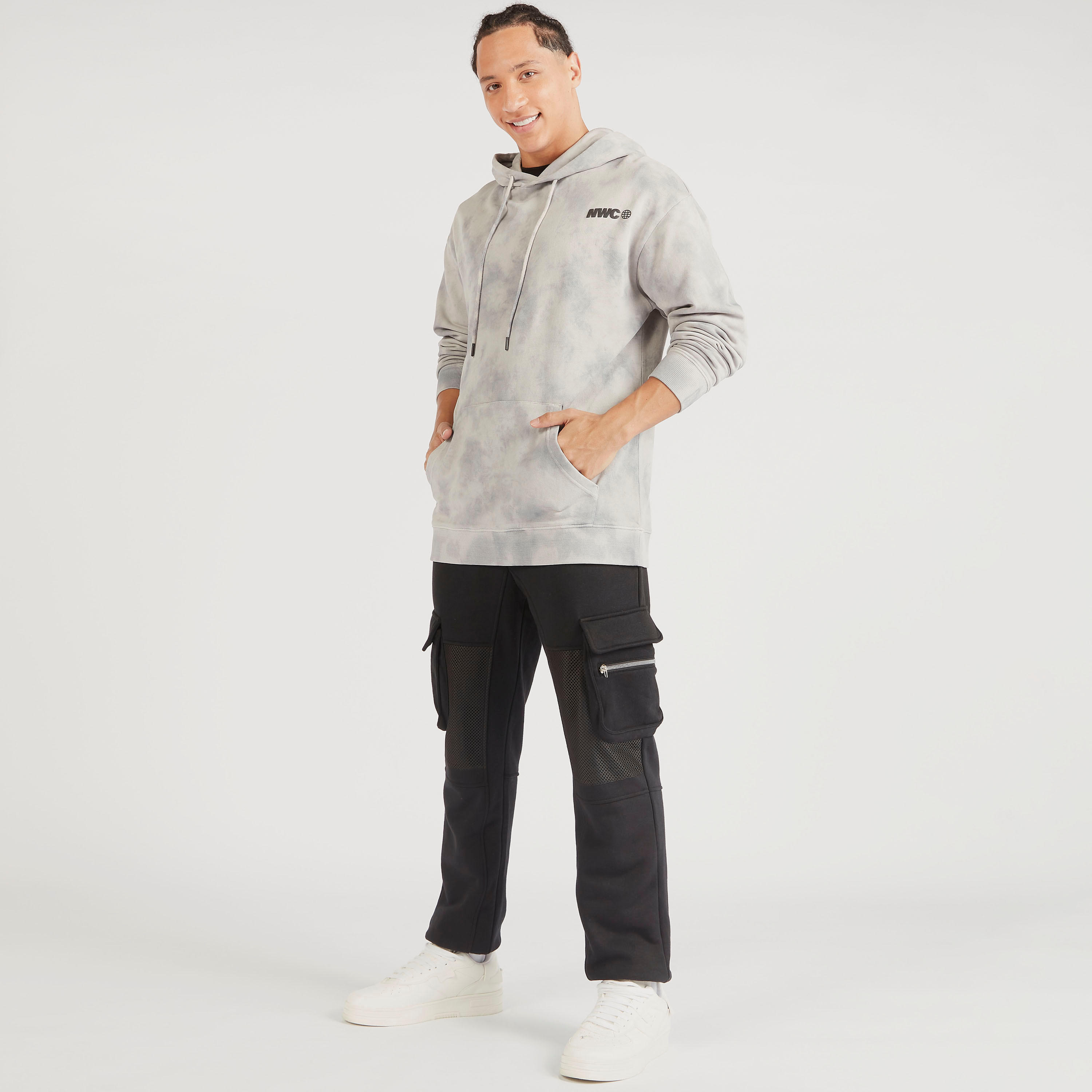 سويت شيرت بطبعات وقبّعة وأكمام طويلة وجيوب كنغر-men-winterwear-hoodiesandsweatshirts-image-2
