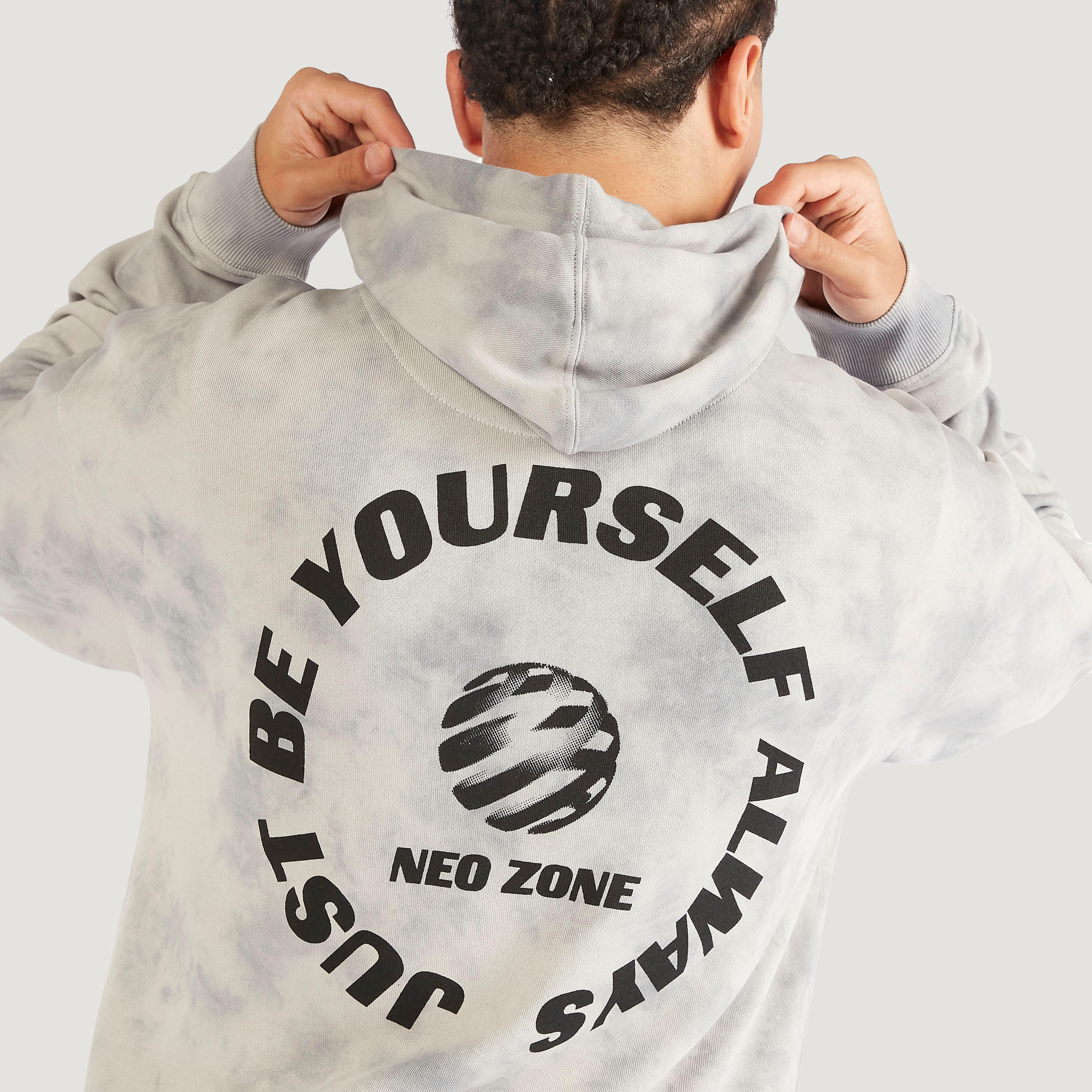 سويت شيرت بطبعات وقبّعة وأكمام طويلة وجيوب كنغر-men-winterwear-hoodiesandsweatshirts-image-3