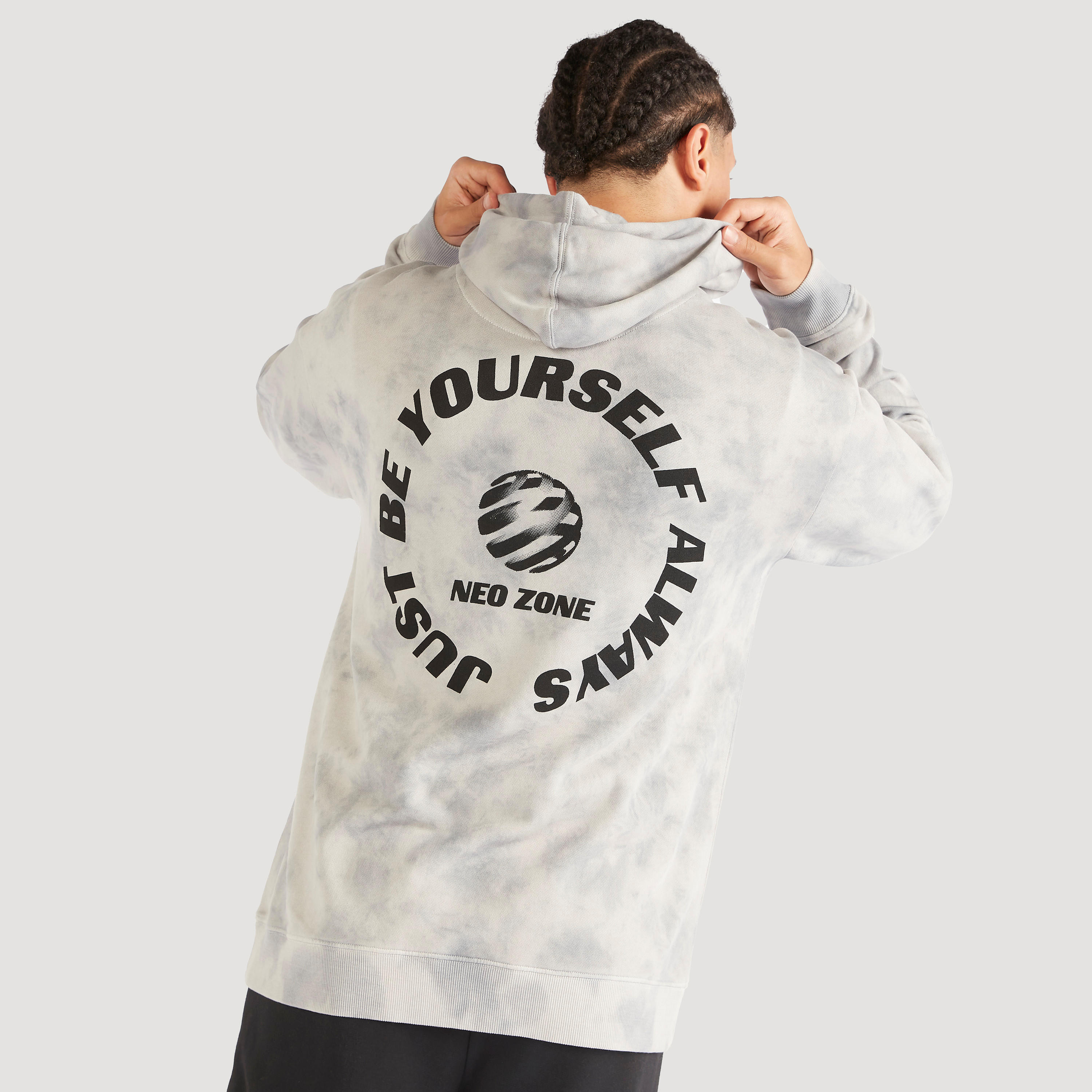 سويت شيرت بطبعات وقبّعة وأكمام طويلة وجيوب كنغر-men-winterwear-hoodiesandsweatshirts-image-4