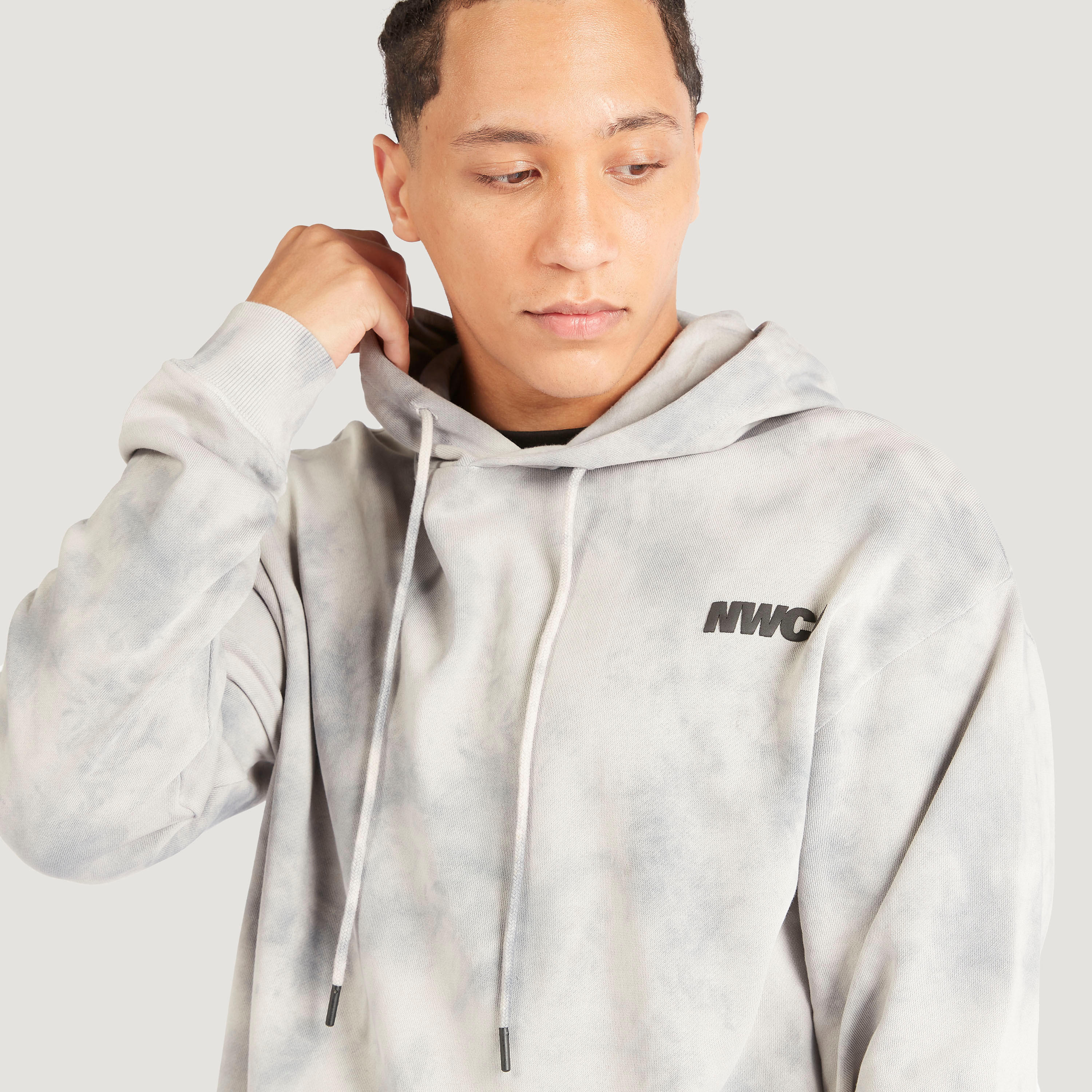 سويت شيرت بطبعات وقبّعة وأكمام طويلة وجيوب كنغر-men-winterwear-hoodiesandsweatshirts-image-5