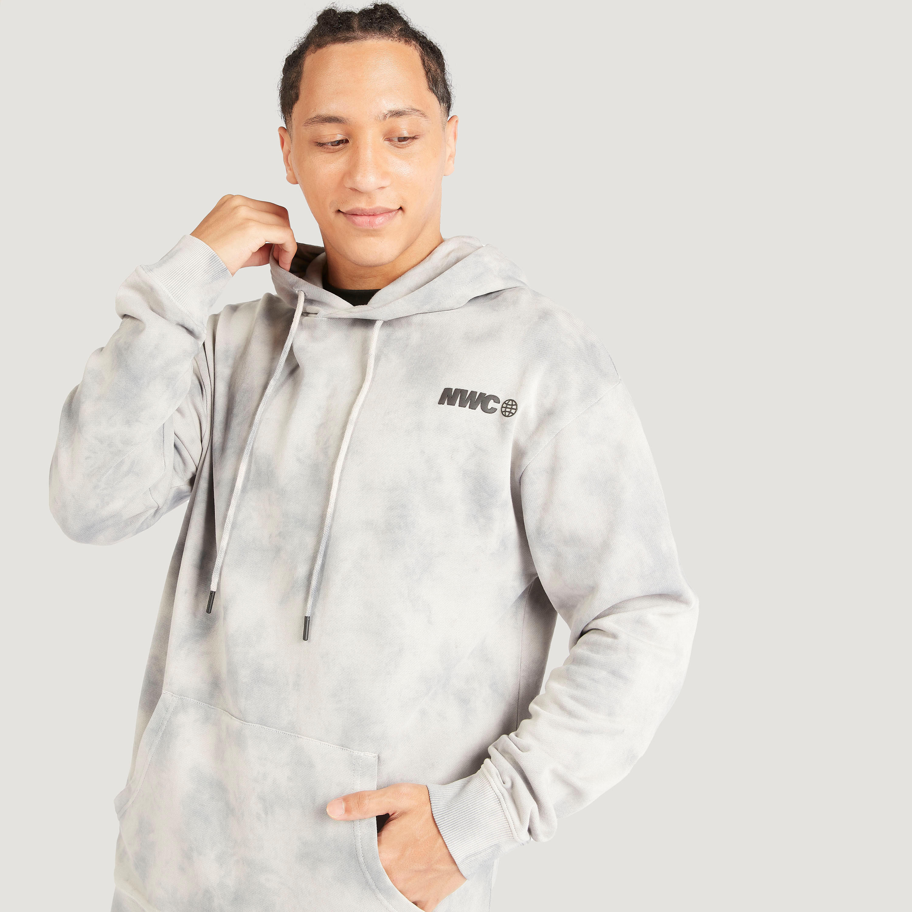 سويت شيرت بطبعات وقبّعة وأكمام طويلة وجيوب كنغر-men-winterwear-hoodiesandsweatshirts-image-6