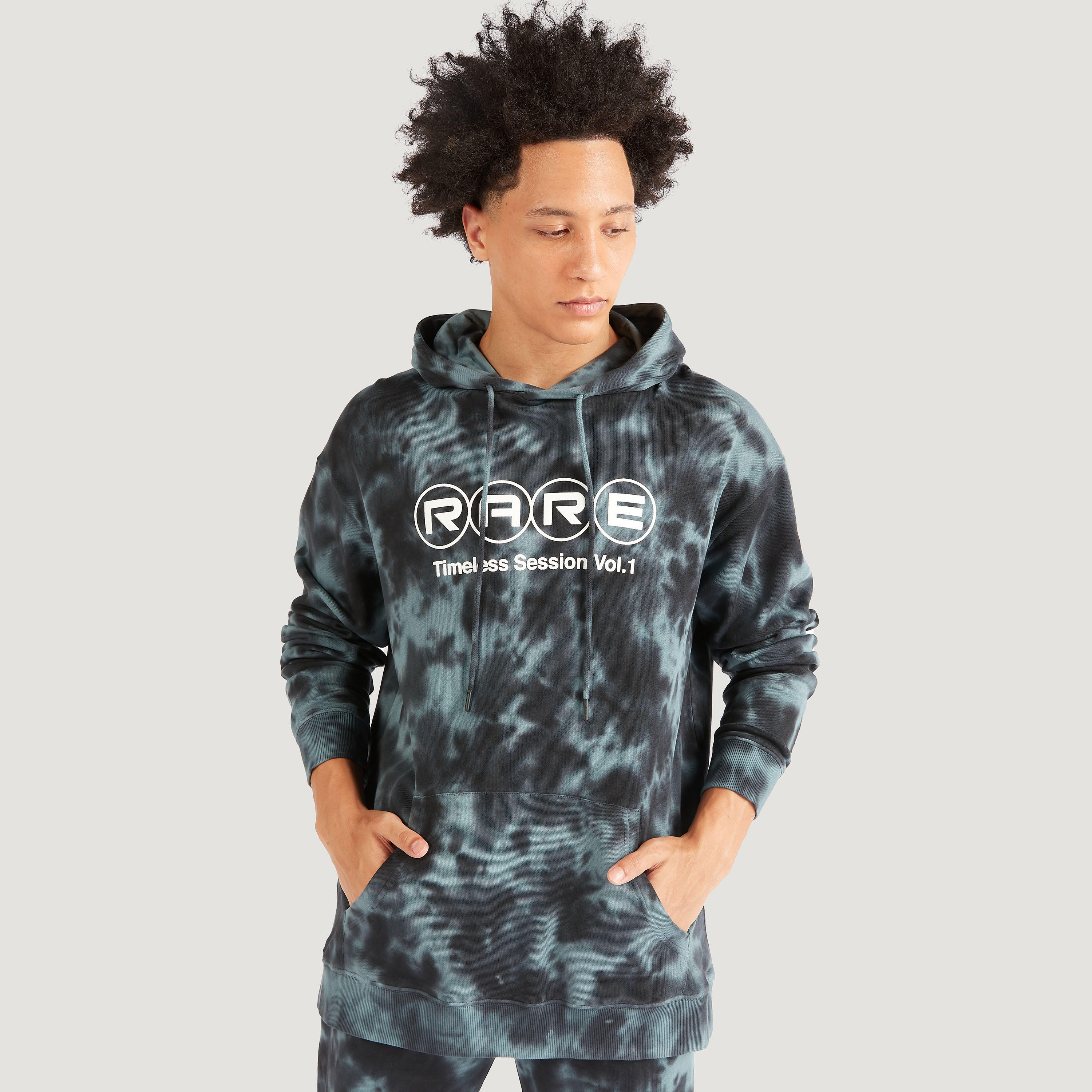 سويت شيرت بقبّعة وأكمام طويلة وطبعات بالكامل-men-winterwear-hoodiesandsweatshirts-image-1