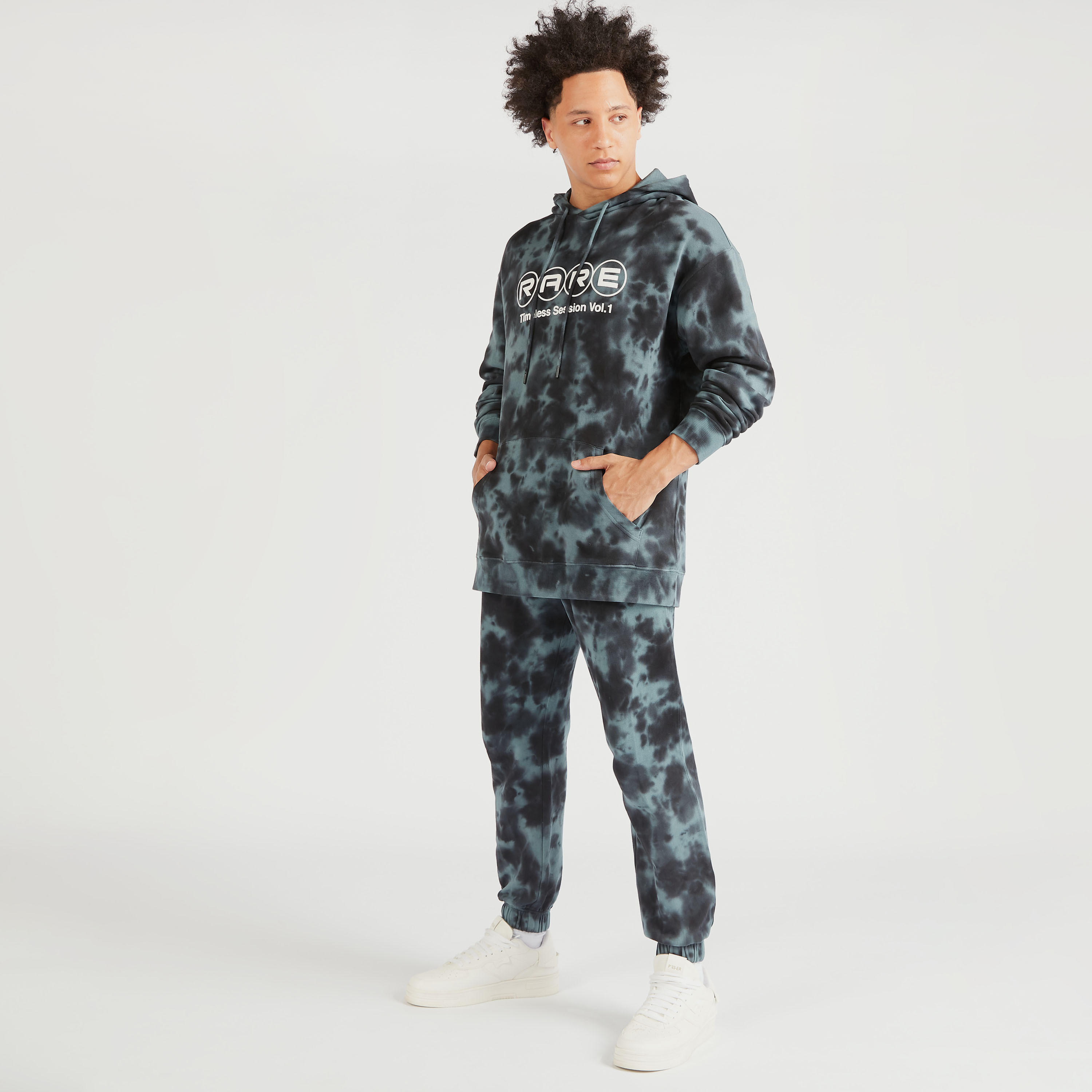 سويت شيرت بقبّعة وأكمام طويلة وطبعات بالكامل-men-winterwear-hoodiesandsweatshirts-image-2
