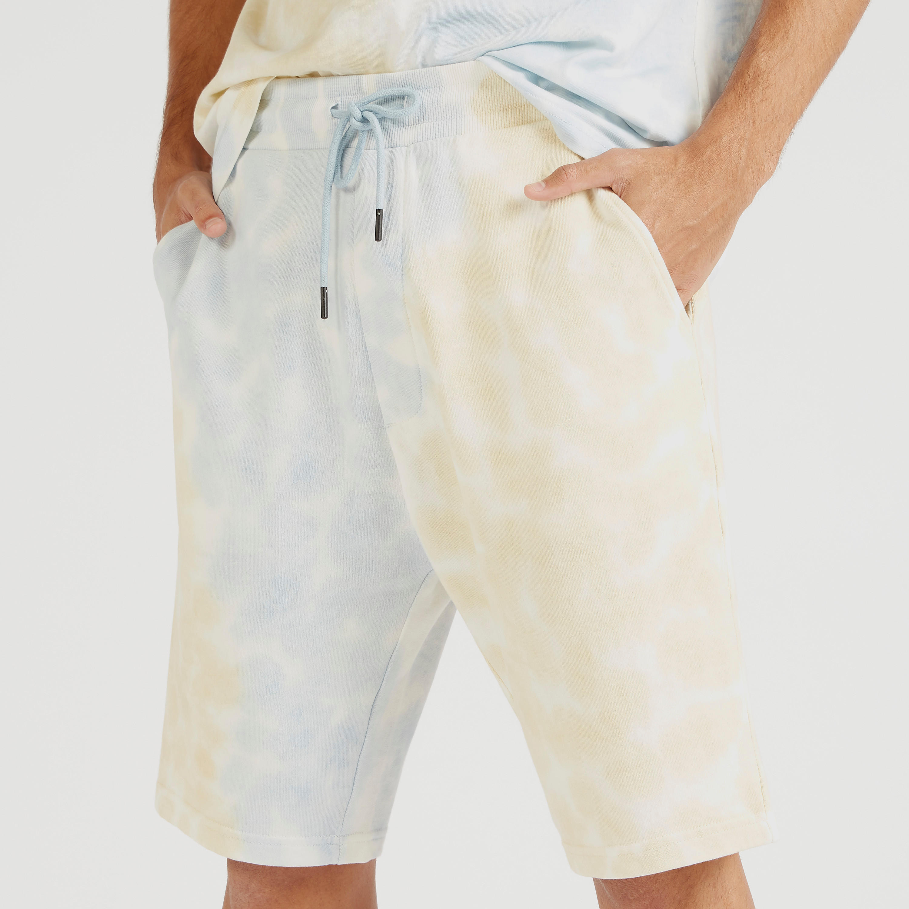 شورت بجيوب ورباط إغلاق وطبعات مصبوغة-men-clothing-bottoms-shorts-image-1