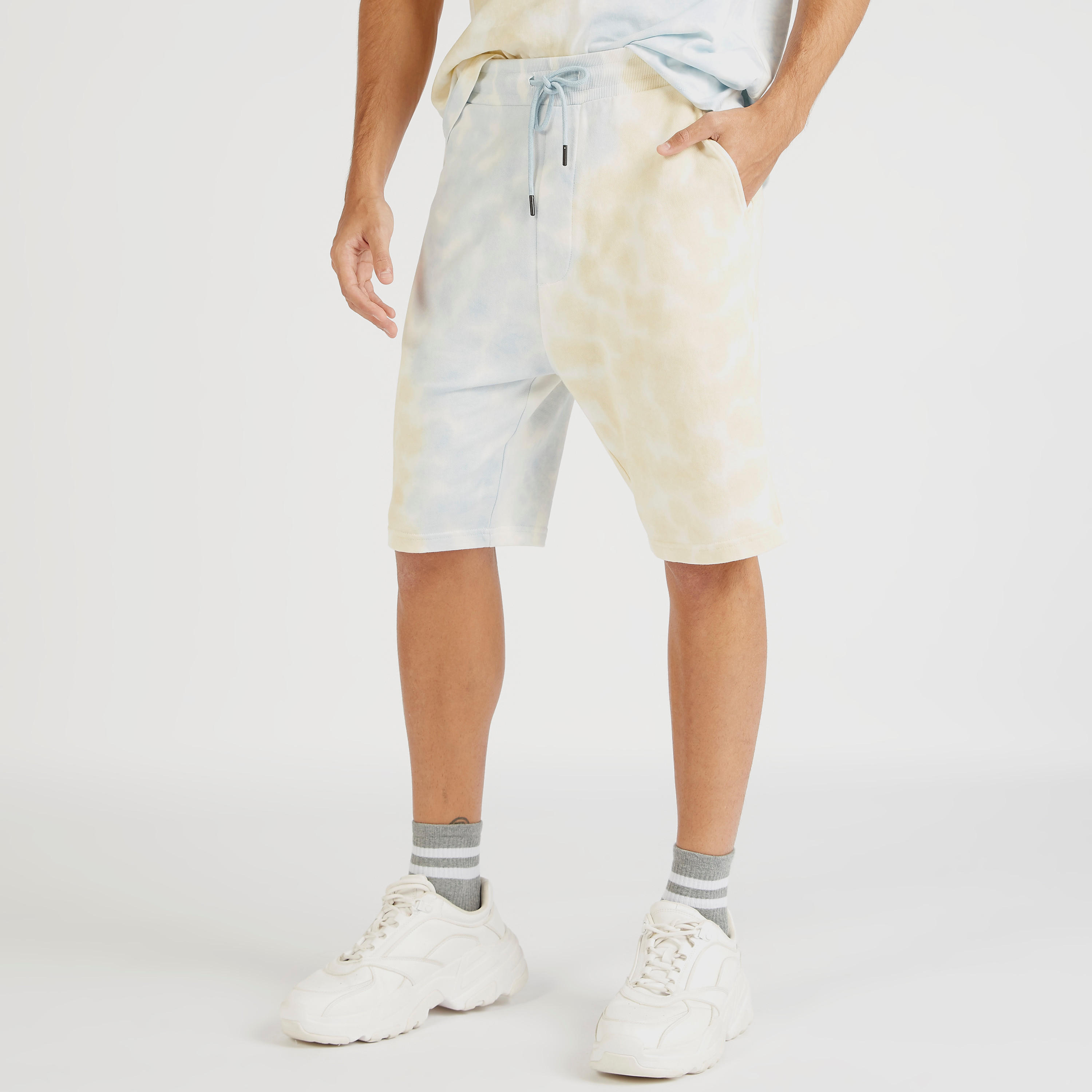 شورت بجيوب ورباط إغلاق وطبعات مصبوغة-men-clothing-bottoms-shorts-image-2