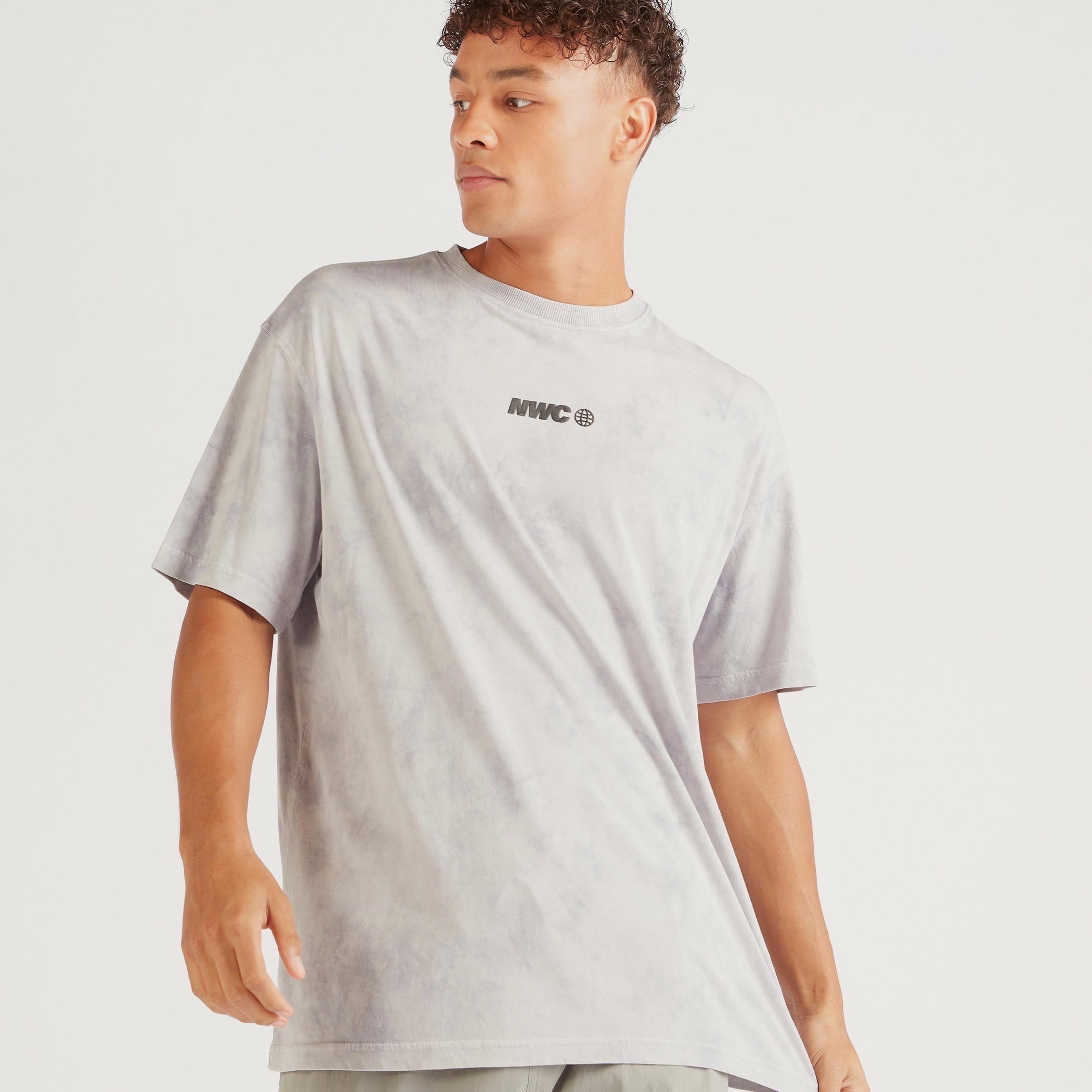 تيشيرت بياقة ضيّقة وأكمام قصيرة وطبعات-men-clothing-tshirtsandpolos-tshirts-image-1