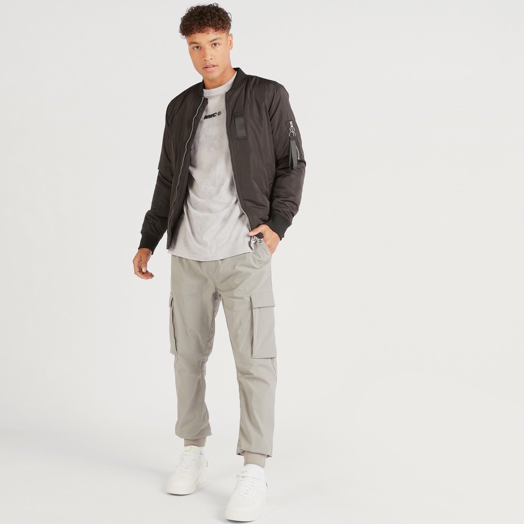 تيشيرت بياقة ضيّقة وأكمام قصيرة وطبعات-men-clothing-tshirtsandpolos-tshirts-image-2