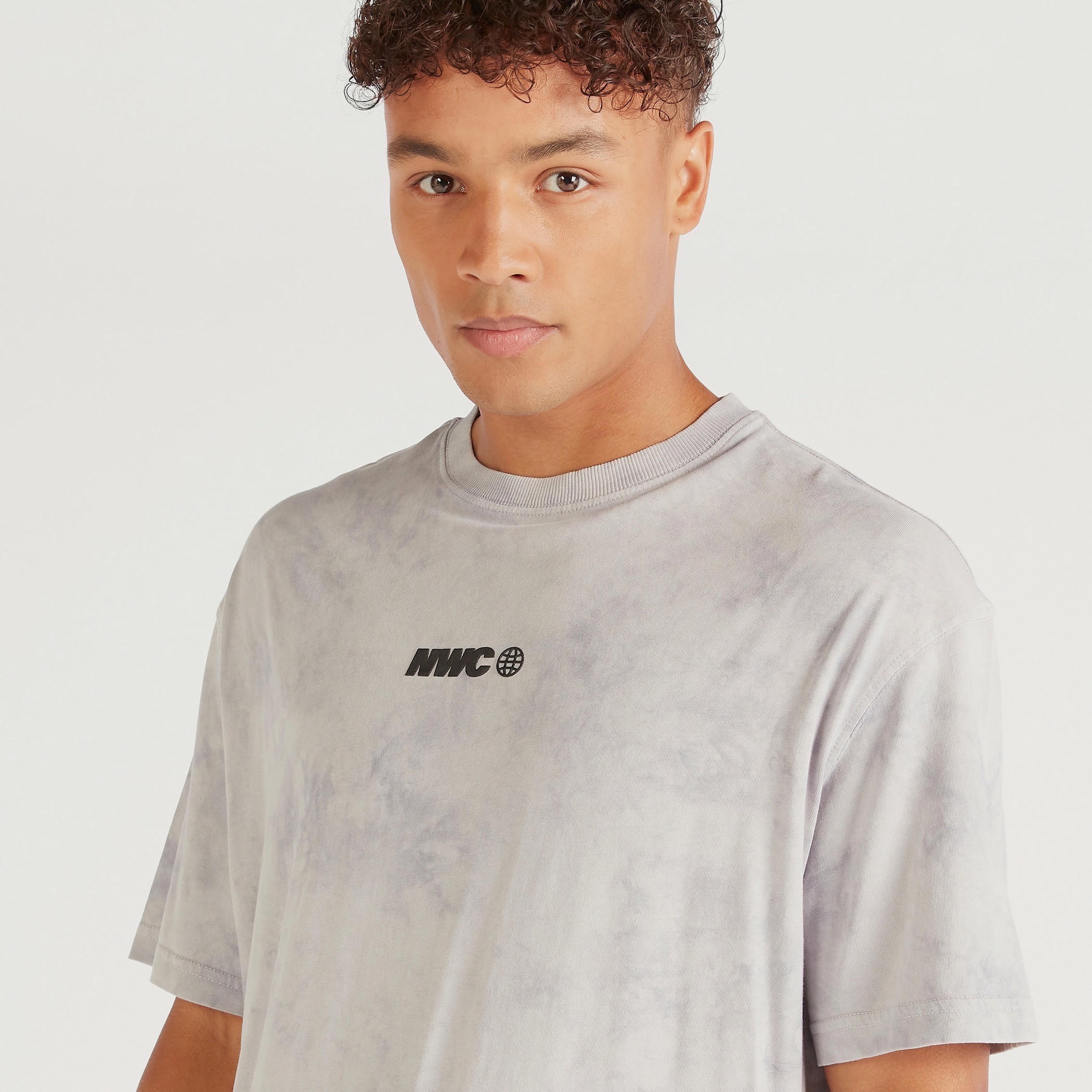 تيشيرت بياقة ضيّقة وأكمام قصيرة وطبعات-men-clothing-tshirtsandpolos-tshirts-image-3