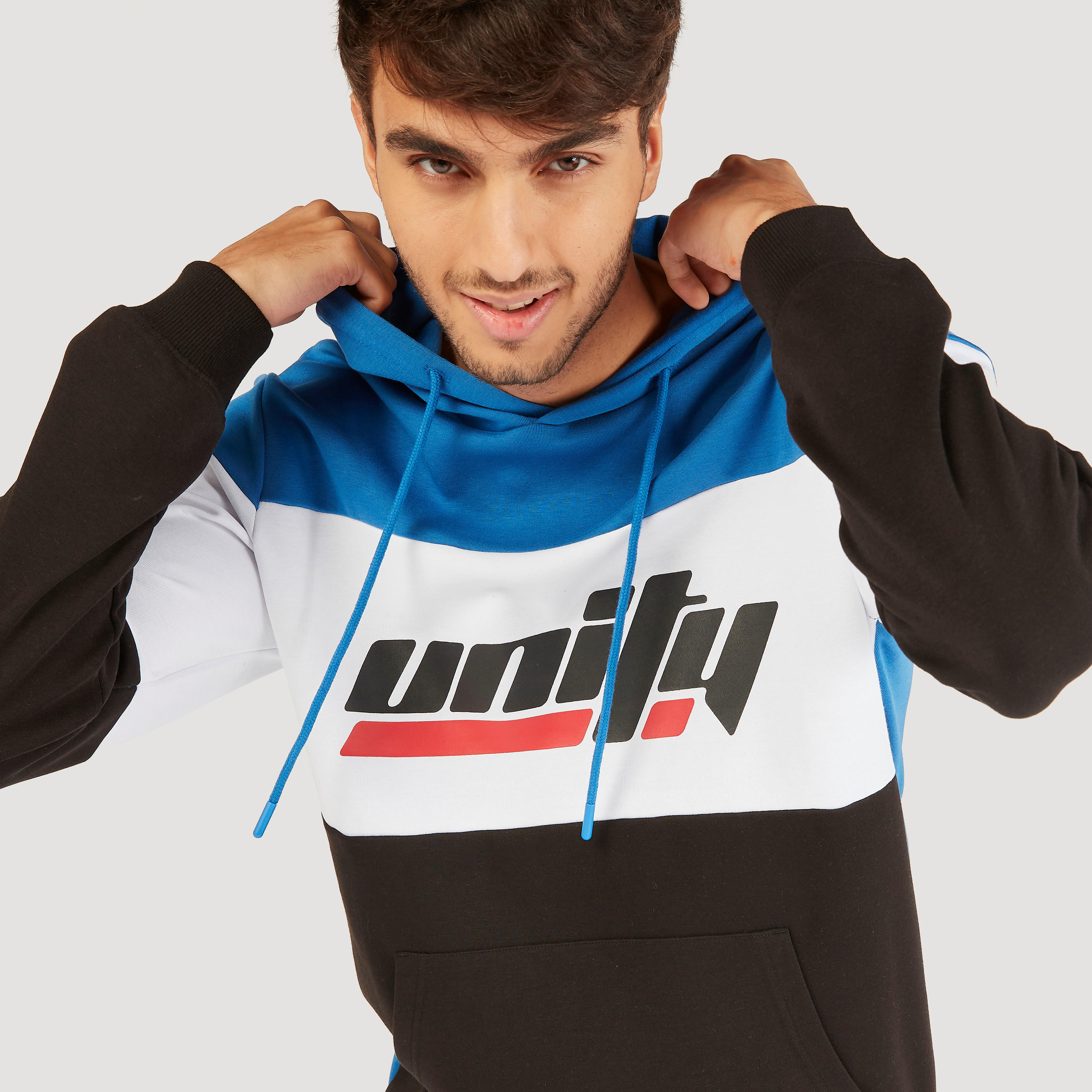 سويت شيرت بقبّعة وطبعات جرافيك وأكمام طويلة وجيب كنغر-men-winterwear-hoodiesandsweatshirts-image-1