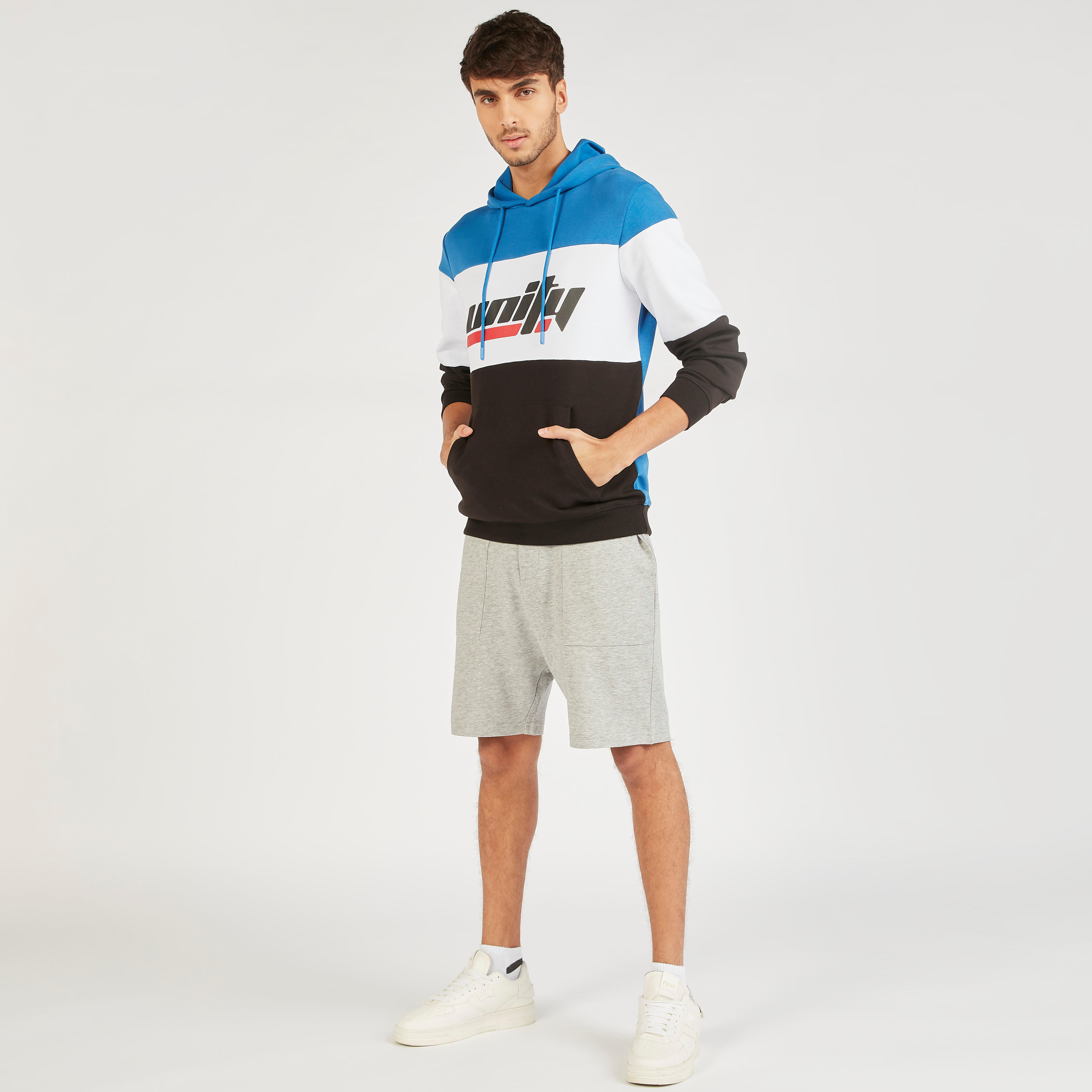 سويت شيرت بقبّعة وطبعات جرافيك وأكمام طويلة وجيب كنغر-men-winterwear-hoodiesandsweatshirts-image-2
