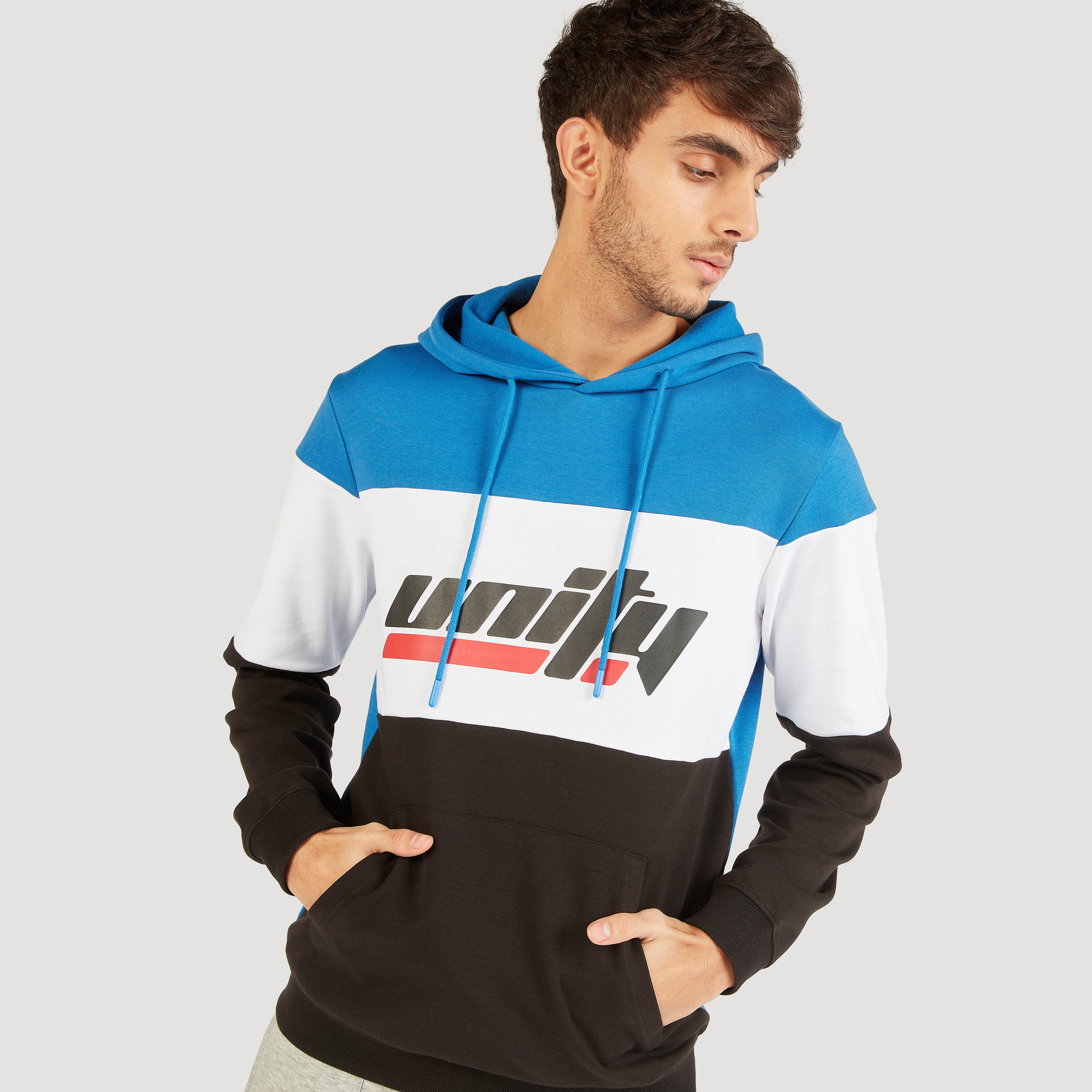 سويت شيرت بقبّعة وطبعات جرافيك وأكمام طويلة وجيب كنغر-men-winterwear-hoodiesandsweatshirts-image-3