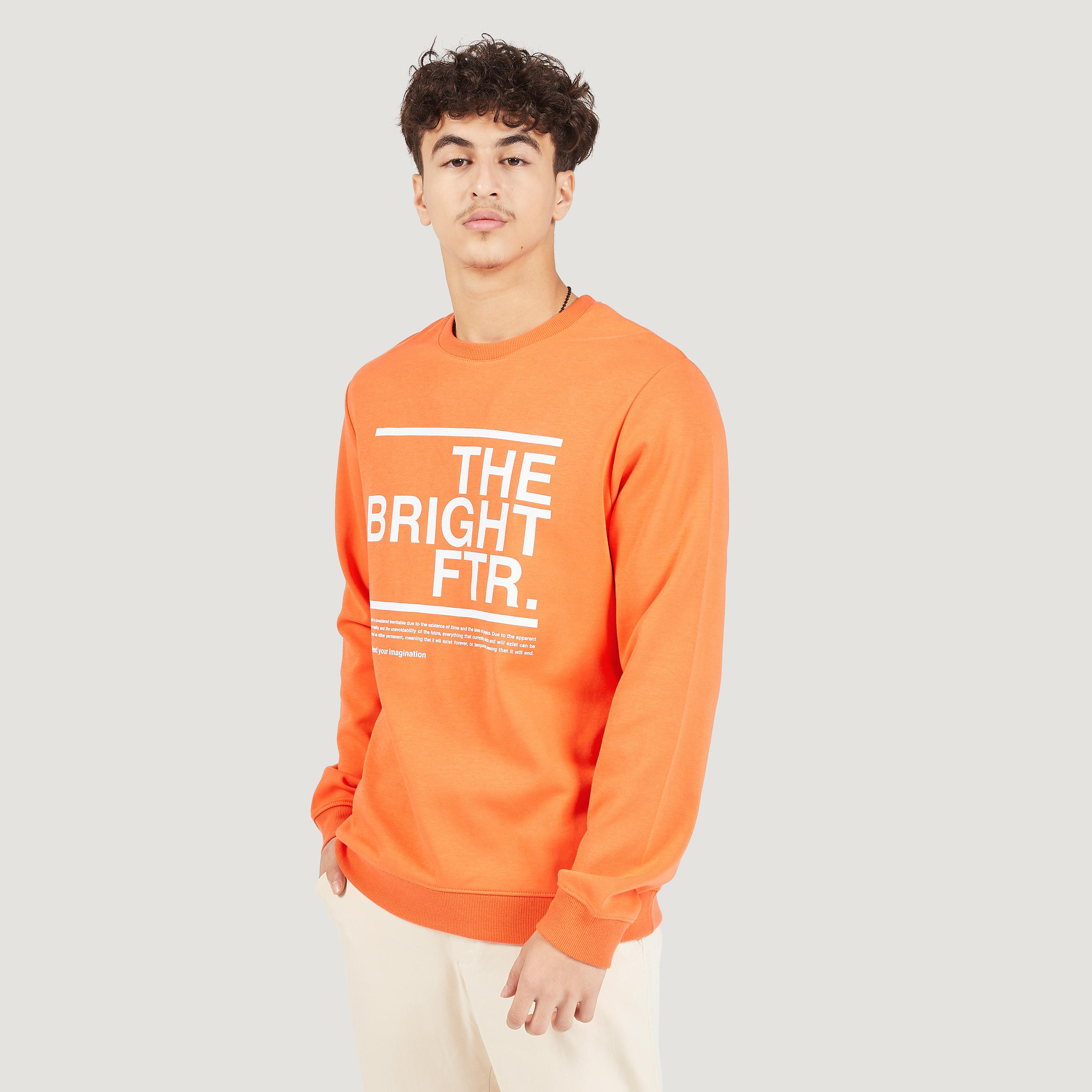 سويت شيرت بياقة ضيقة وأكمام طويلة وطبعات تايبوجرافيك-men-winterwear-hoodiesandsweatshirts-image-1
