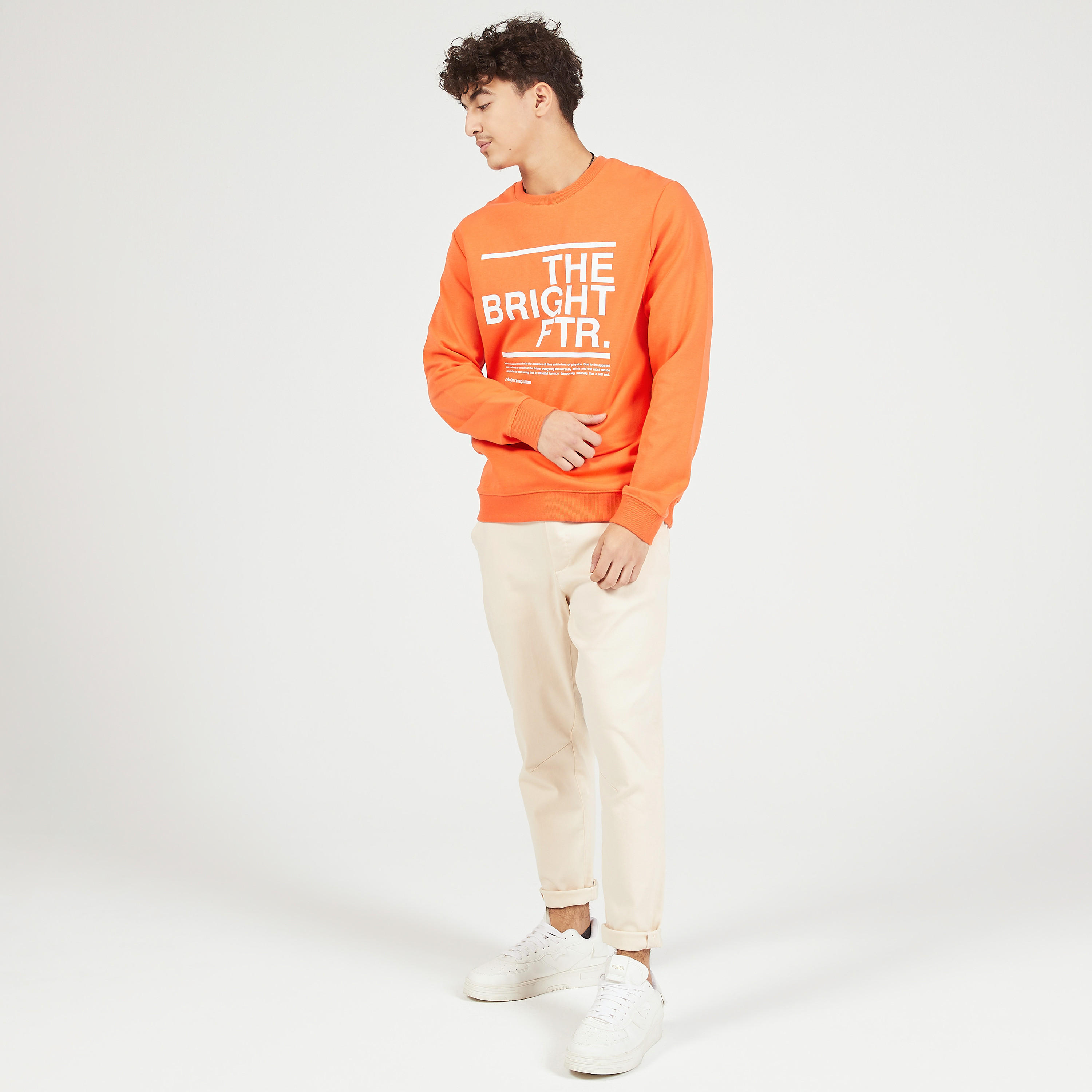 سويت شيرت بياقة ضيقة وأكمام طويلة وطبعات تايبوجرافيك-men-winterwear-hoodiesandsweatshirts-image-2