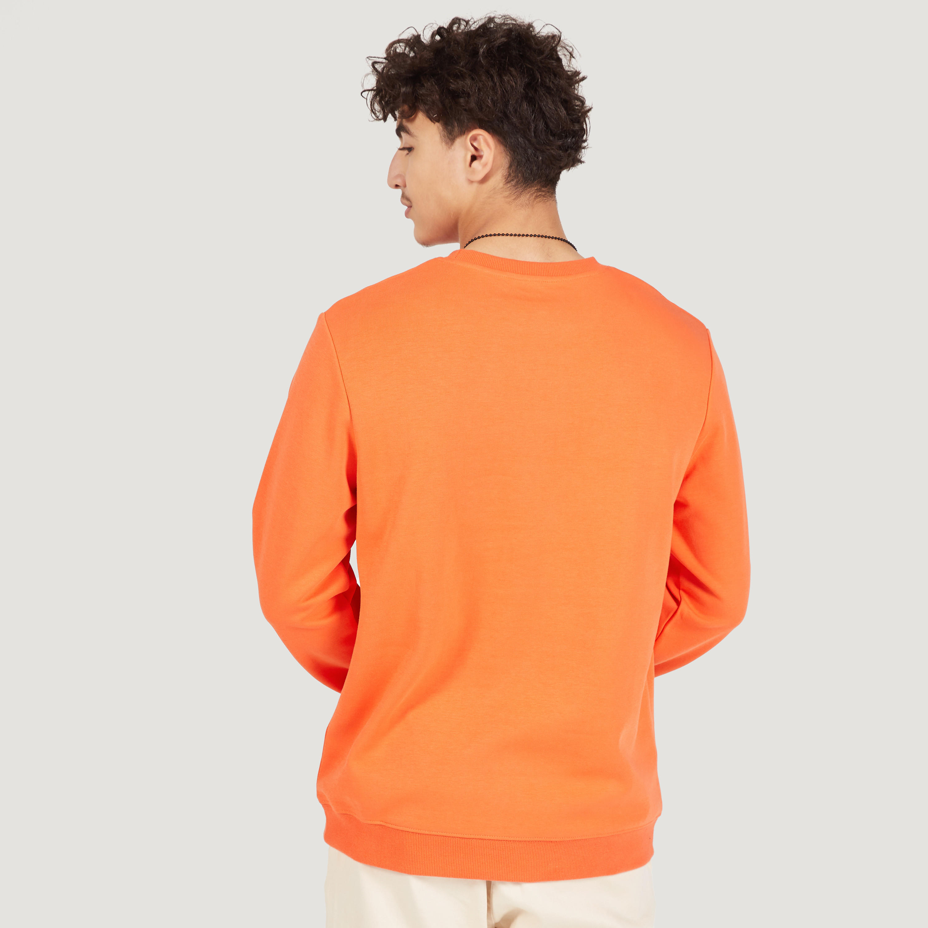 سويت شيرت بياقة ضيقة وأكمام طويلة وطبعات تايبوجرافيك-men-winterwear-hoodiesandsweatshirts-image-4
