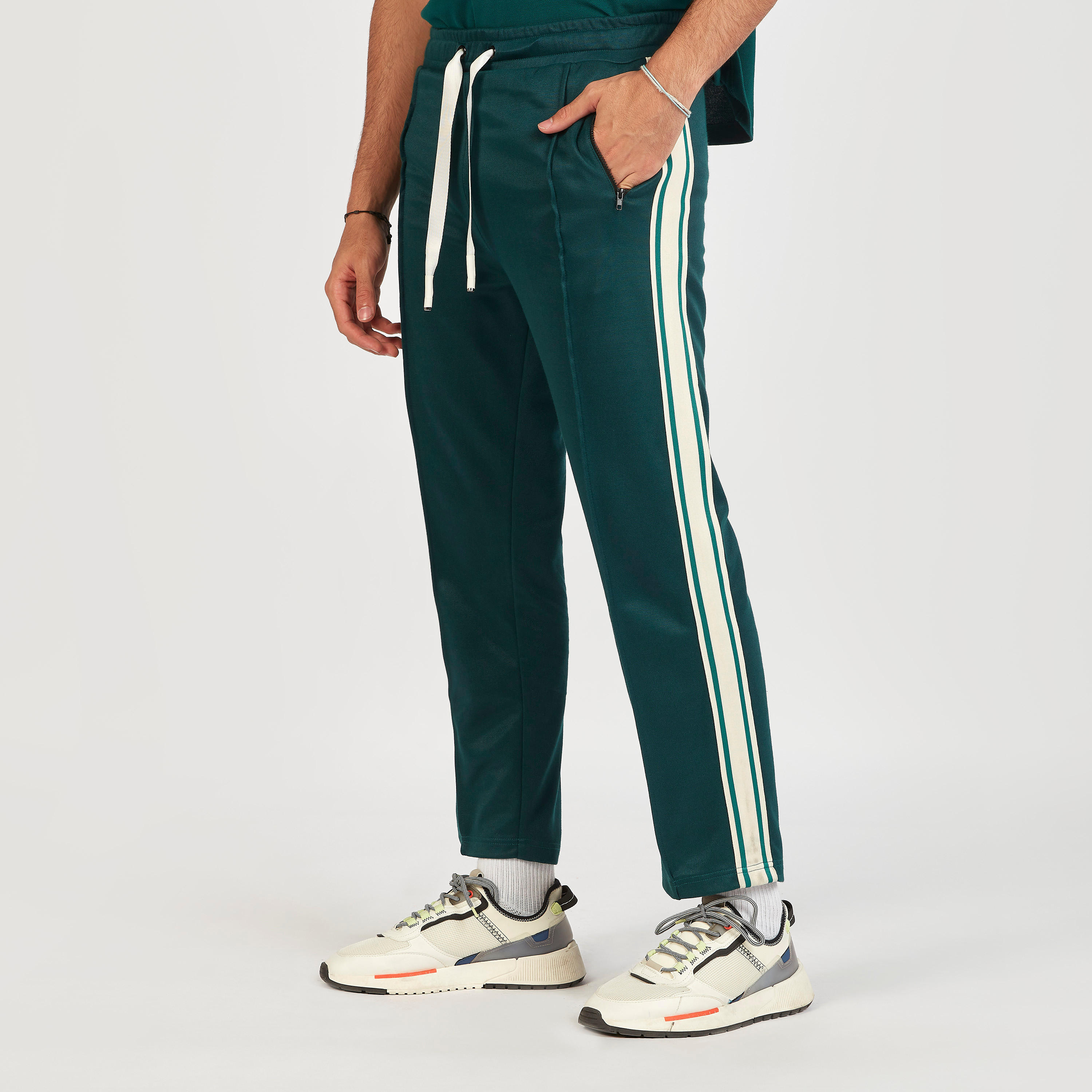 بنطلون رياضي بخصر متوسط الارتفاع مع رباط إغلاق وجيوب-men-clothing-bottoms-joggers-image-1