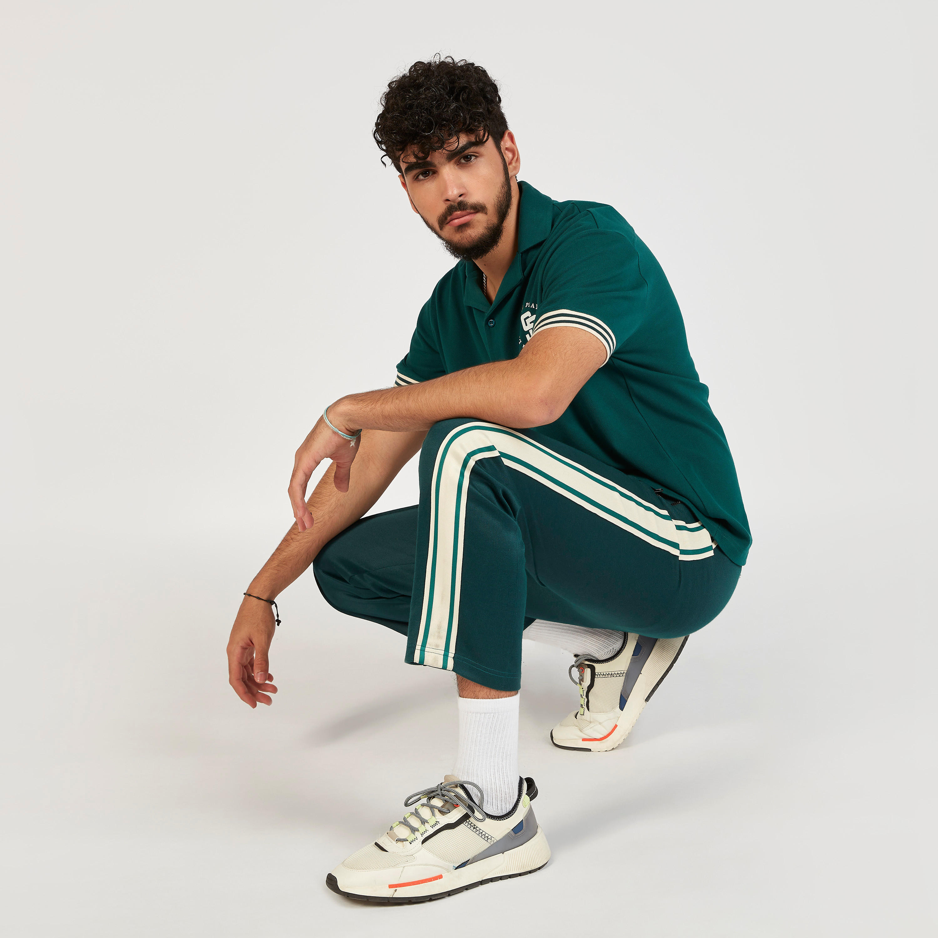 بنطلون رياضي بخصر متوسط الارتفاع مع رباط إغلاق وجيوب-men-clothing-bottoms-joggers-image-2