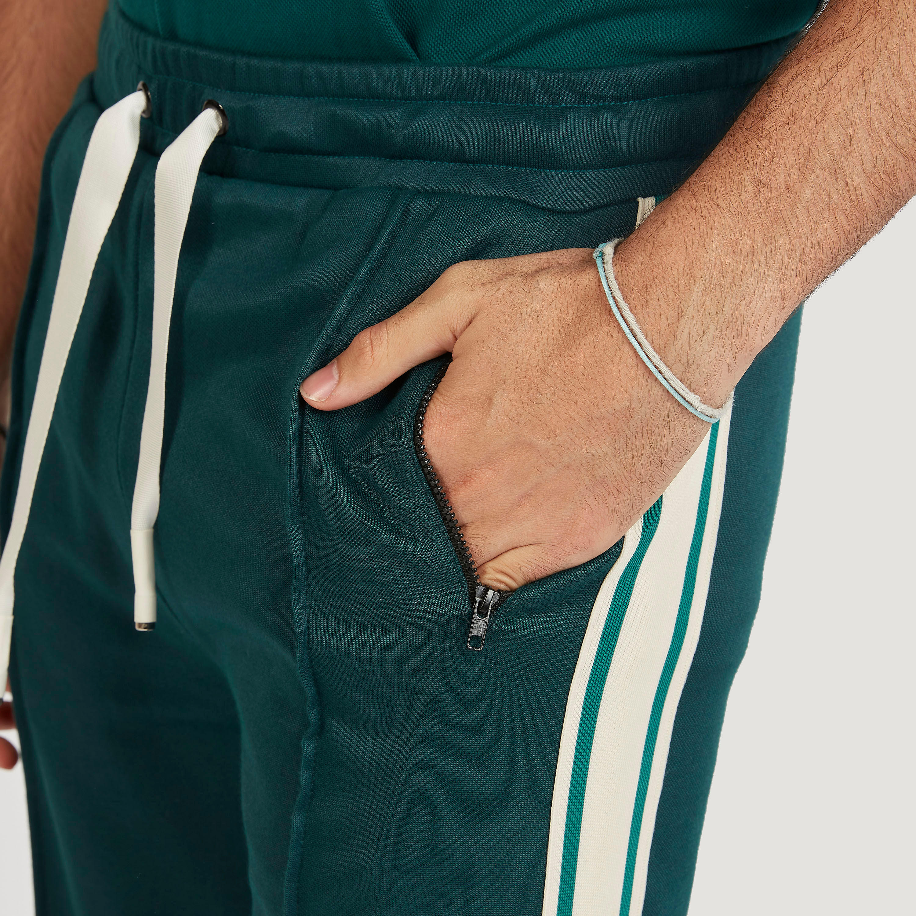 بنطلون رياضي بخصر متوسط الارتفاع مع رباط إغلاق وجيوب-men-clothing-bottoms-joggers-image-3