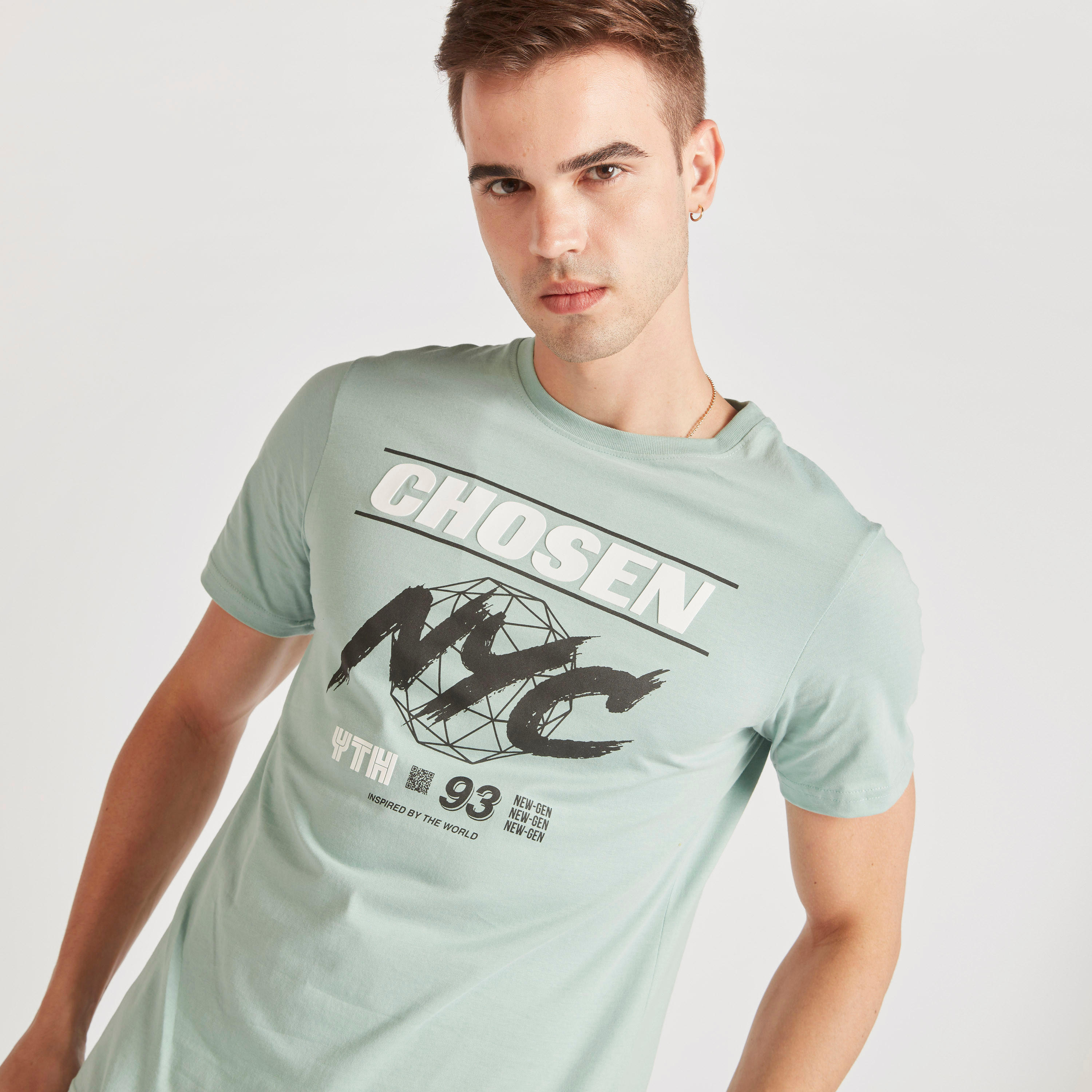 تيشيرت بياقة ضيقة وأكمام قصيرة وطبعات جرافيك-men-clothing-tshirtsandpolos-tshirts-image-1