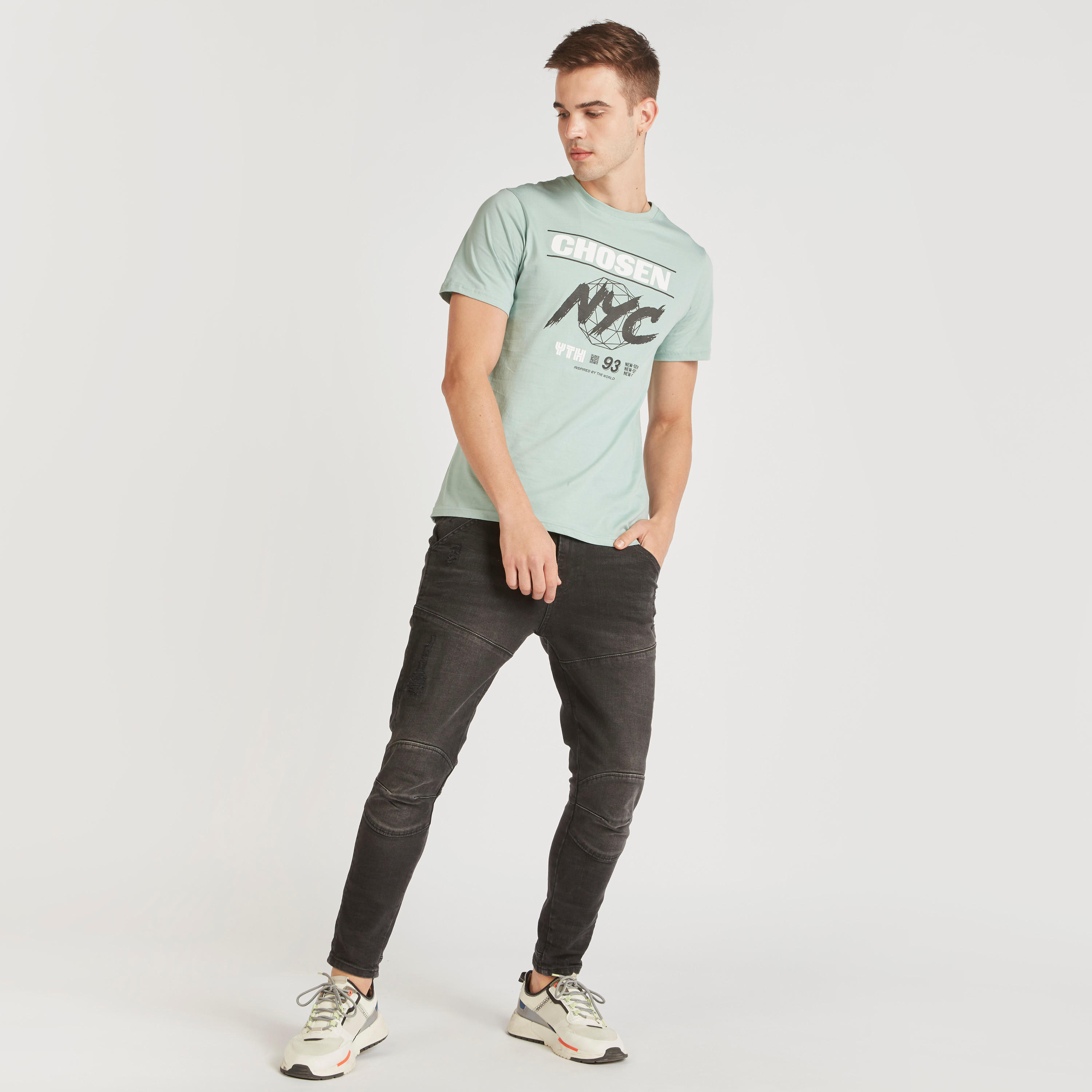 تيشيرت بياقة ضيقة وأكمام قصيرة وطبعات جرافيك-men-clothing-tshirtsandpolos-tshirts-image-2