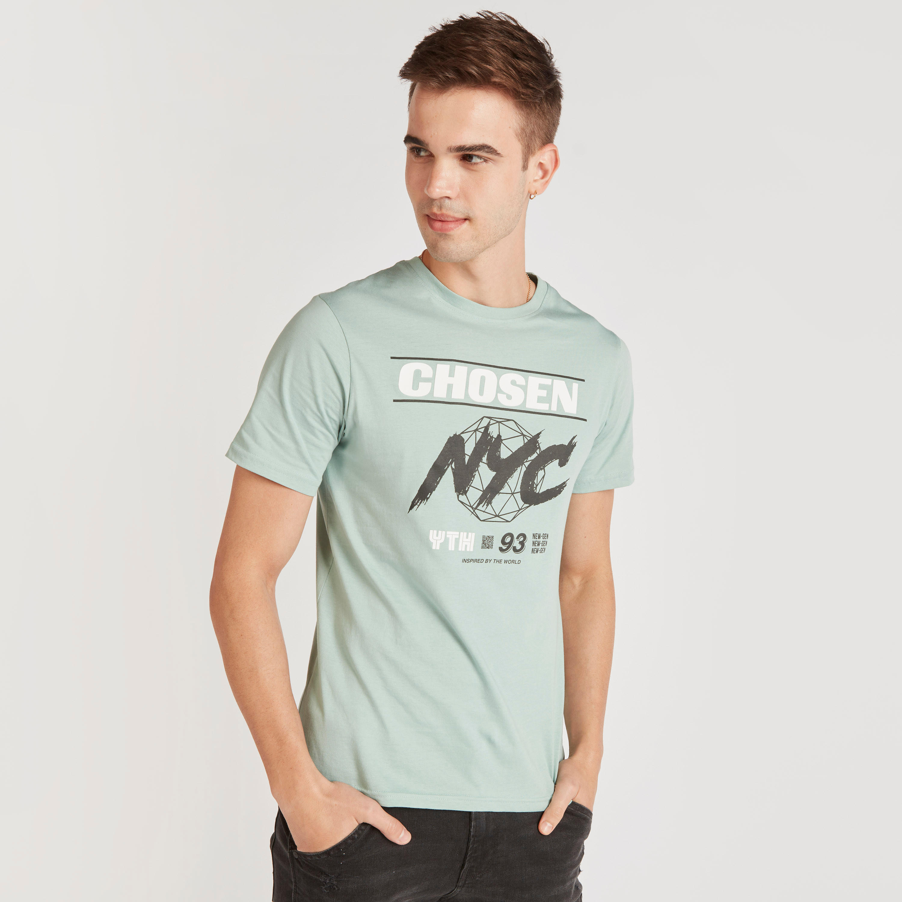 تيشيرت بياقة ضيقة وأكمام قصيرة وطبعات جرافيك-men-clothing-tshirtsandpolos-tshirts-image-3