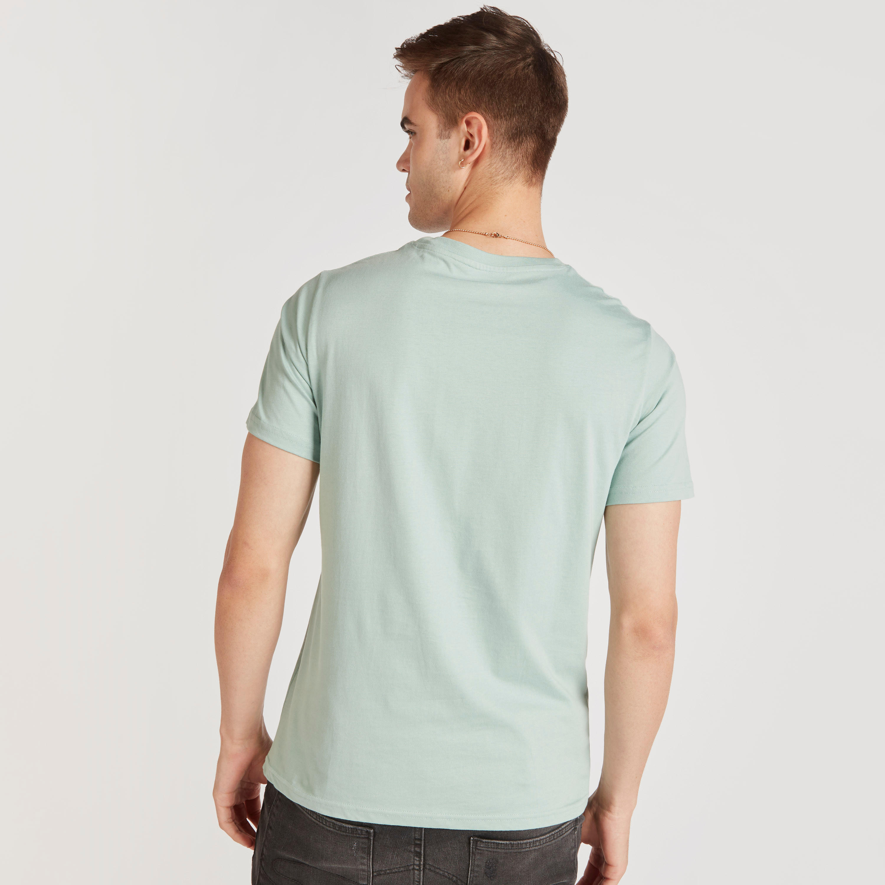 تيشيرت بياقة ضيقة وأكمام قصيرة وطبعات جرافيك-men-clothing-tshirtsandpolos-tshirts-image-4