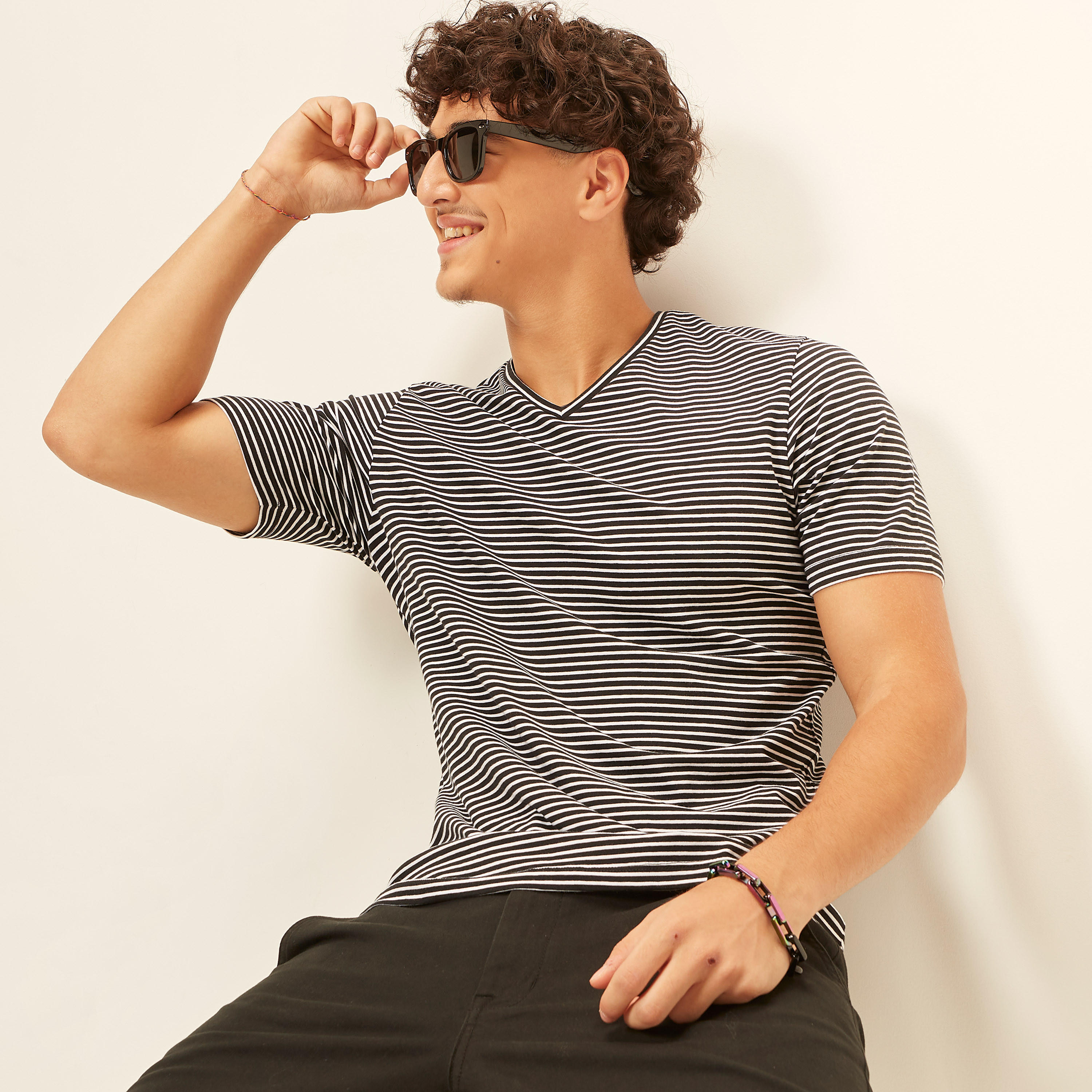 تيشيرت مقلّم بياقة V وأكمام قصيرة-men-clothing-tshirtsandpolos-tshirts-image-1