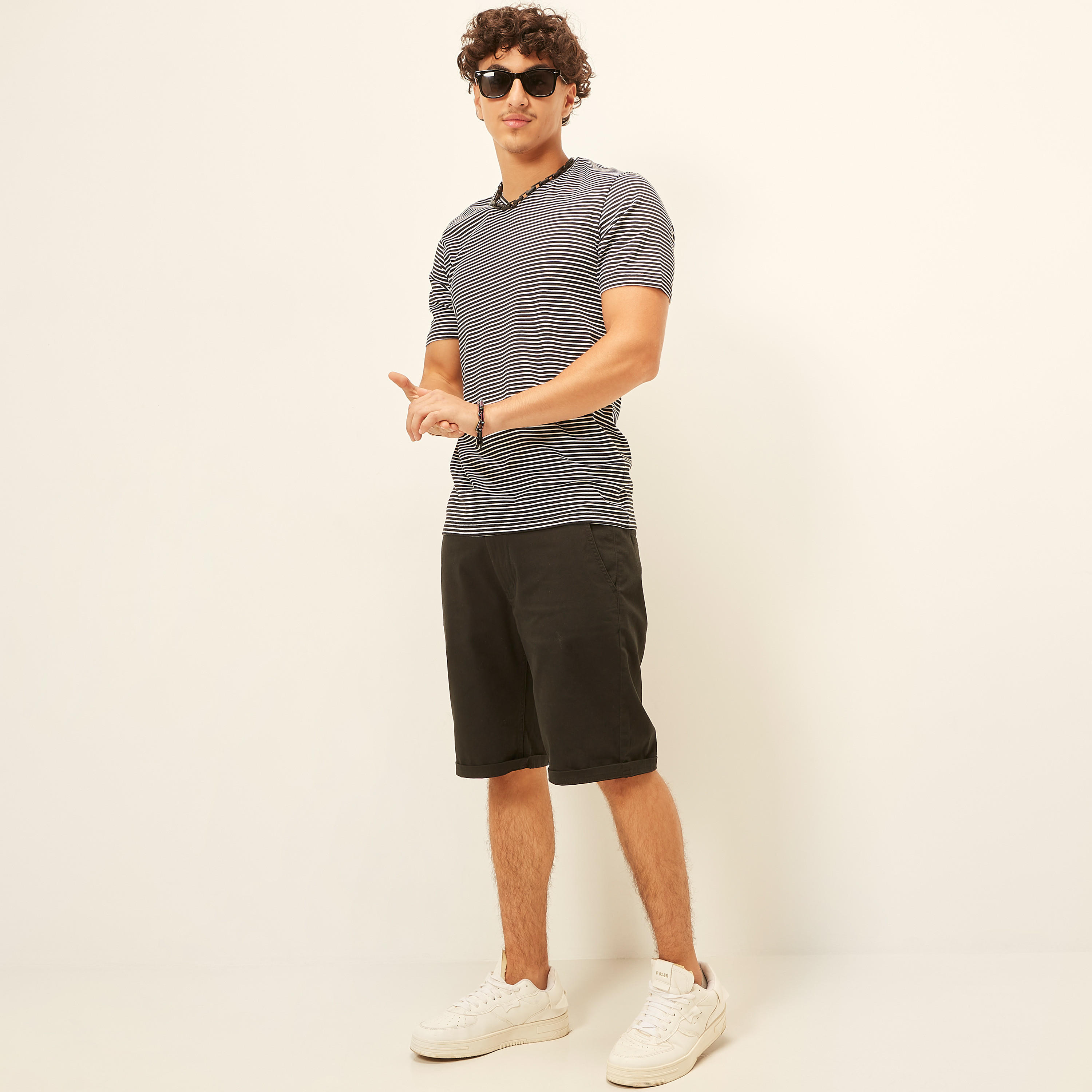 تيشيرت مقلّم بياقة V وأكمام قصيرة-men-clothing-tshirtsandpolos-tshirts-image-2