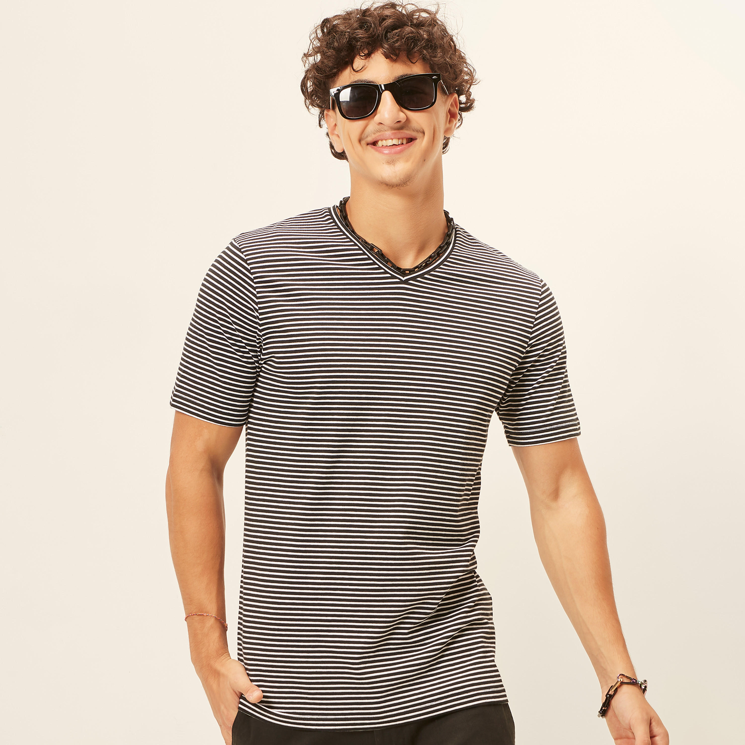 تيشيرت مقلّم بياقة V وأكمام قصيرة-men-clothing-tshirtsandpolos-tshirts-image-3