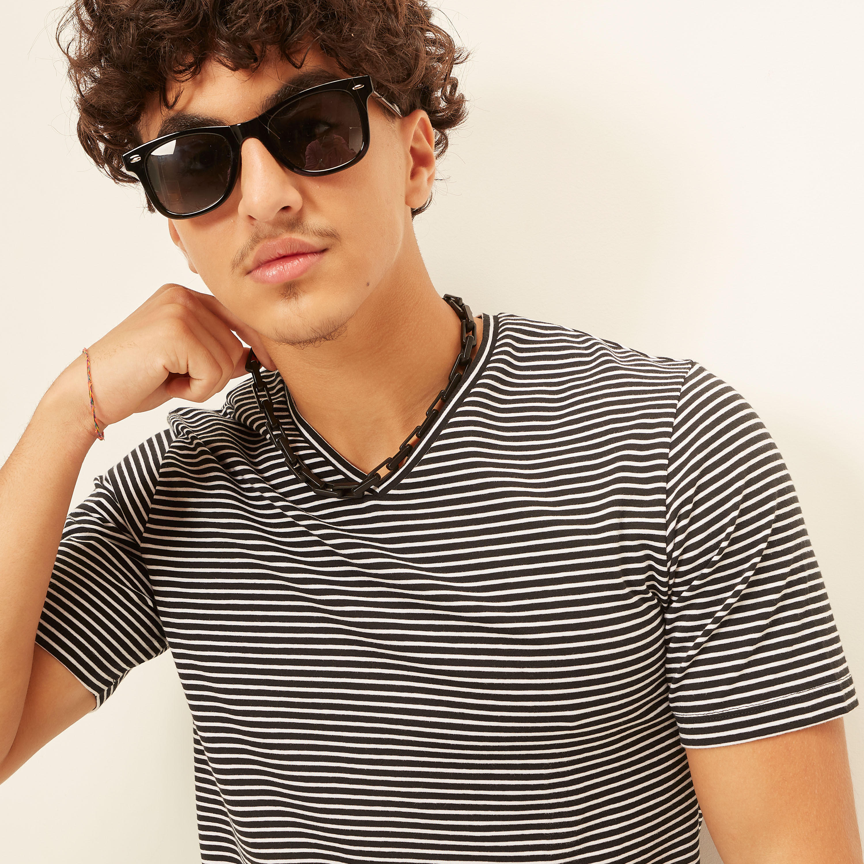 تيشيرت مقلّم بياقة V وأكمام قصيرة-men-clothing-tshirtsandpolos-tshirts-image-4