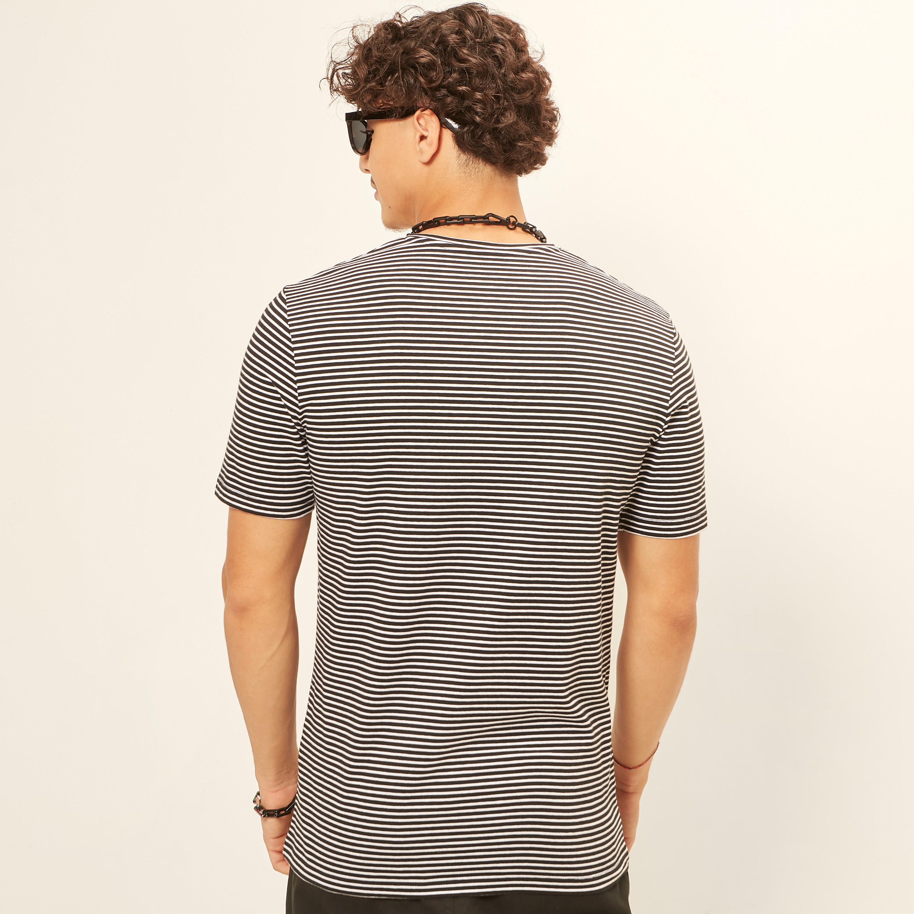 تيشيرت مقلّم بياقة V وأكمام قصيرة-men-clothing-tshirtsandpolos-tshirts-image-5