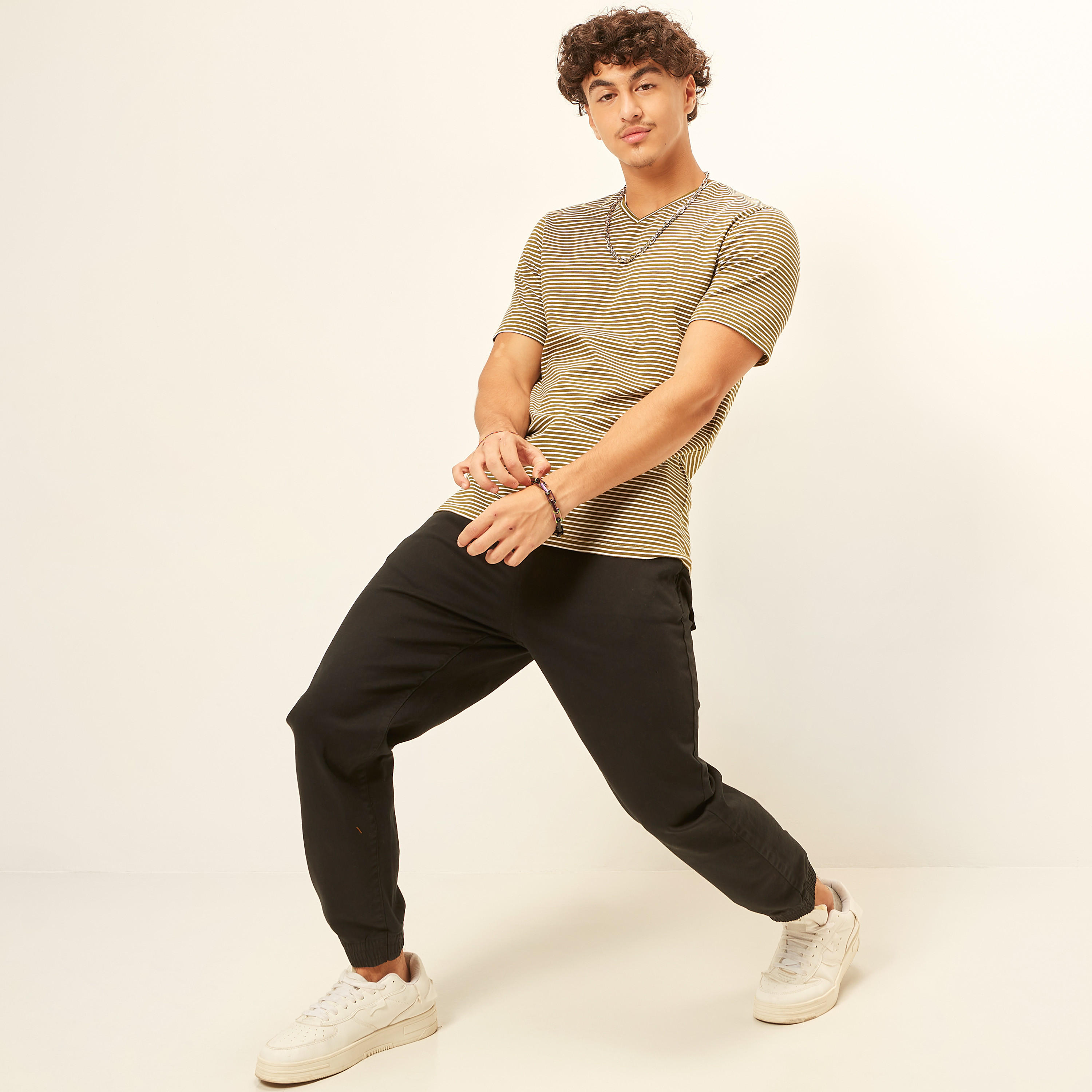تيشيرت مقلّم بياقة V وأكمام قصيرة-men-clothing-tshirtsandpolos-tshirts-image-7