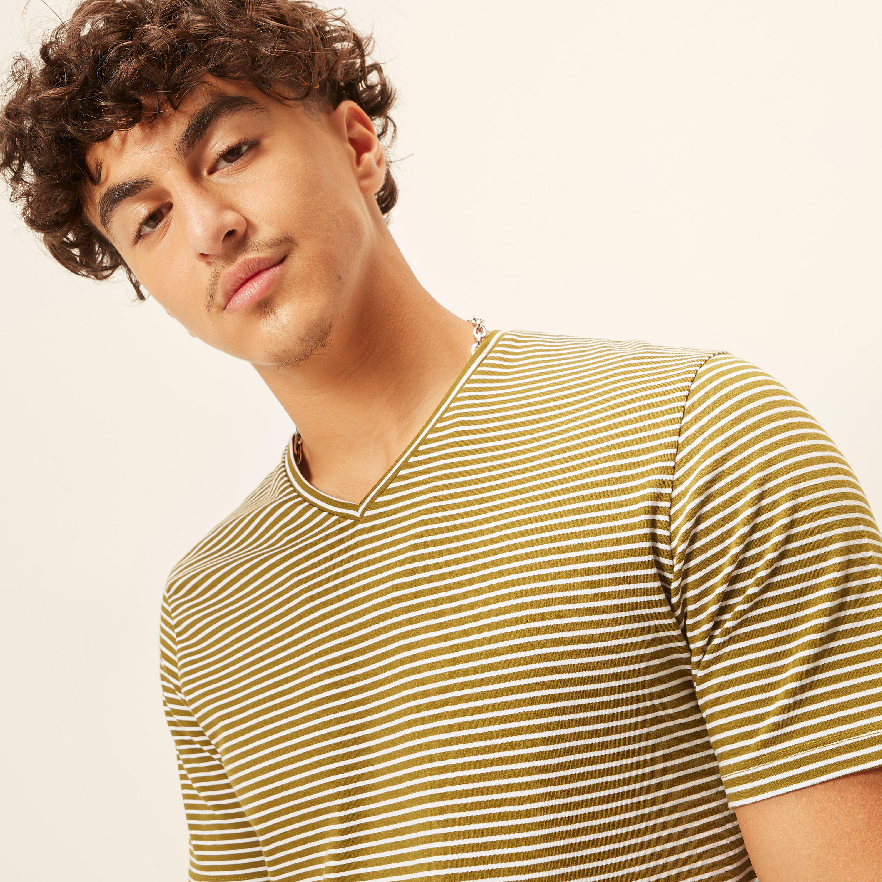 تيشيرت مقلّم بياقة V وأكمام قصيرة-men-clothing-tshirtsandpolos-tshirts-image-8