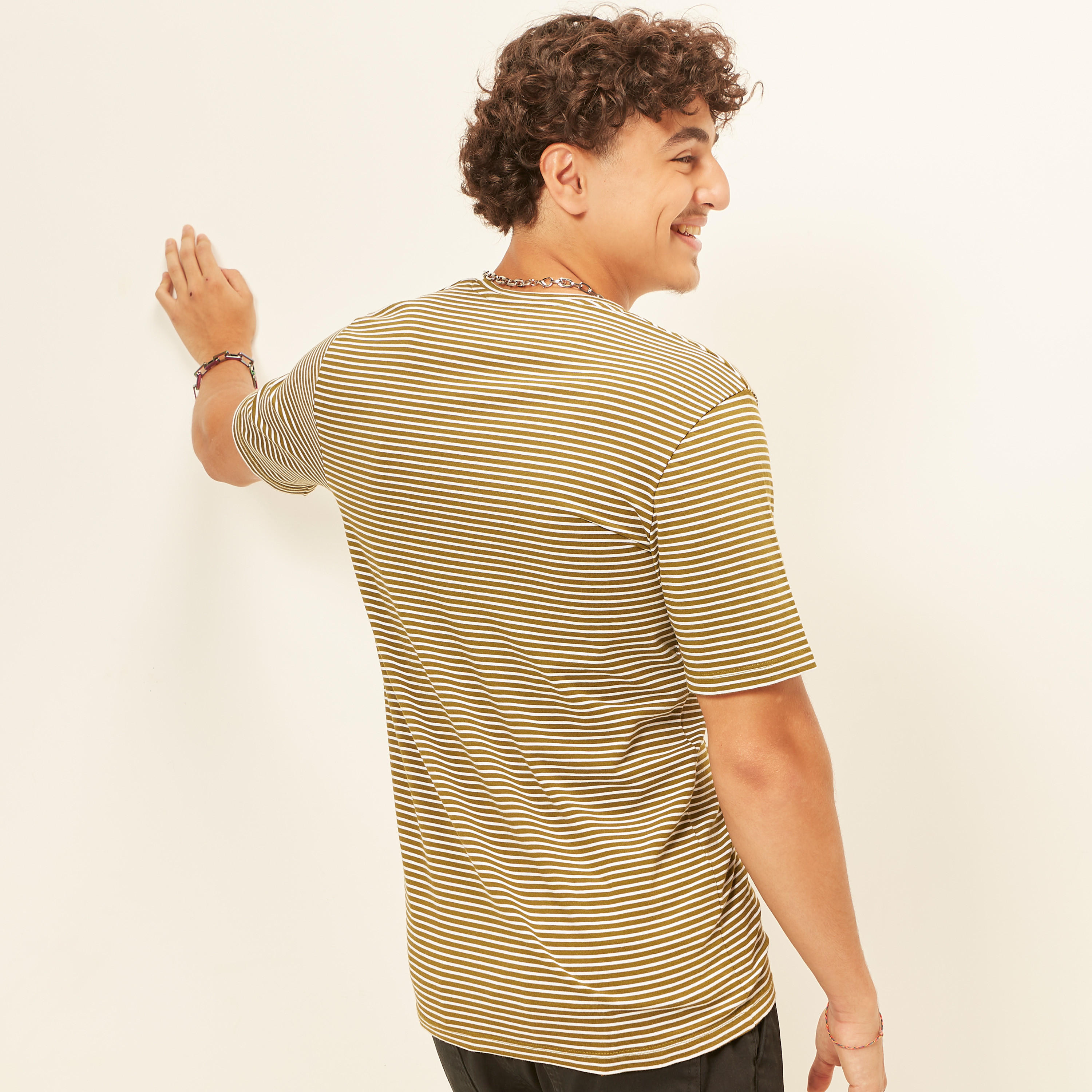 تيشيرت مقلّم بياقة V وأكمام قصيرة-men-clothing-tshirtsandpolos-tshirts-image-9