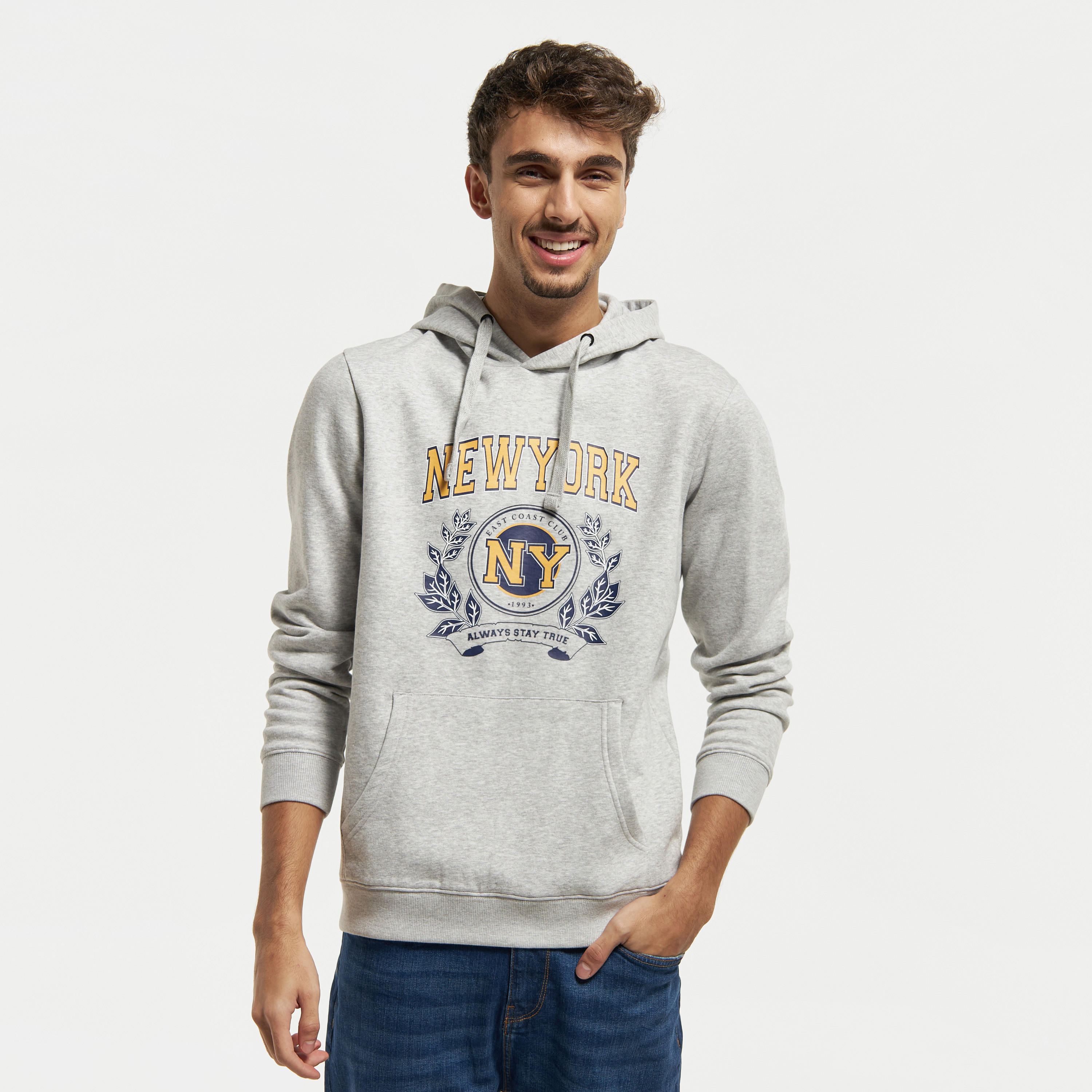 هودي بأكمام طويلة وجيوب كنغر وطبعات-men-winterwear-hoodiesandsweatshirts-image-1