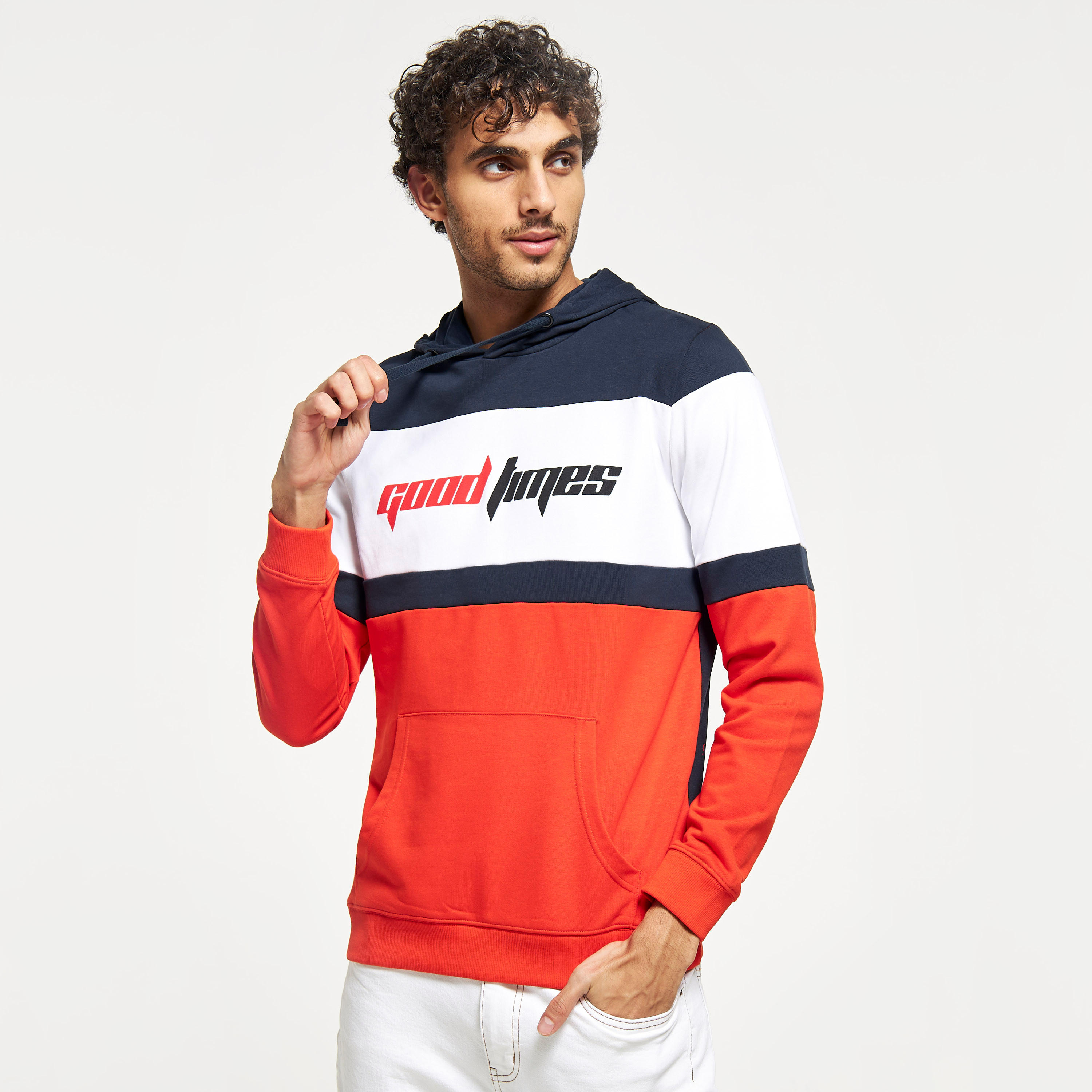 هودي بأكمام طويلة وجيوب كنغر وطبعات-men-winterwear-hoodiesandsweatshirts-image-1