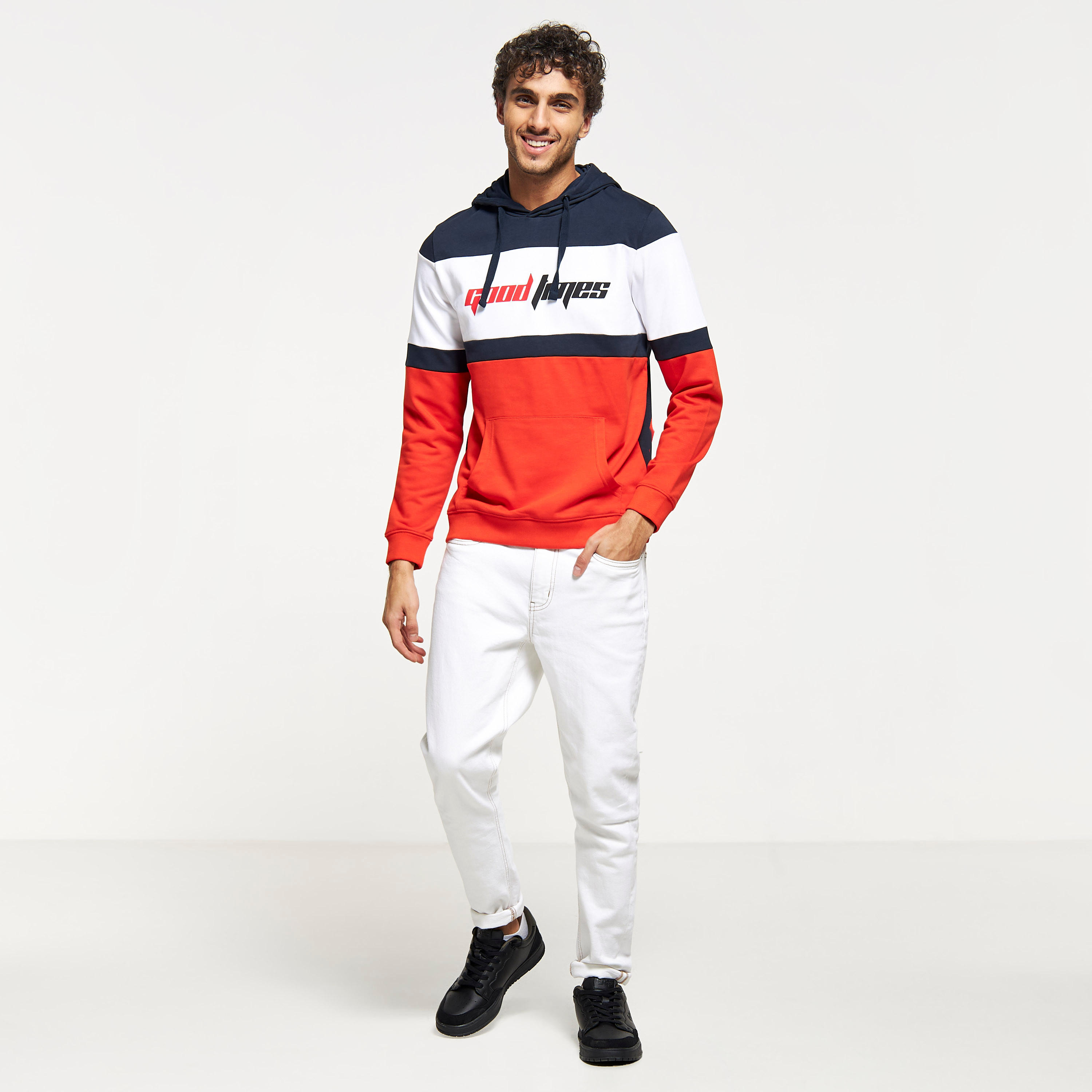 هودي بأكمام طويلة وجيوب كنغر وطبعات-men-winterwear-hoodiesandsweatshirts-image-2