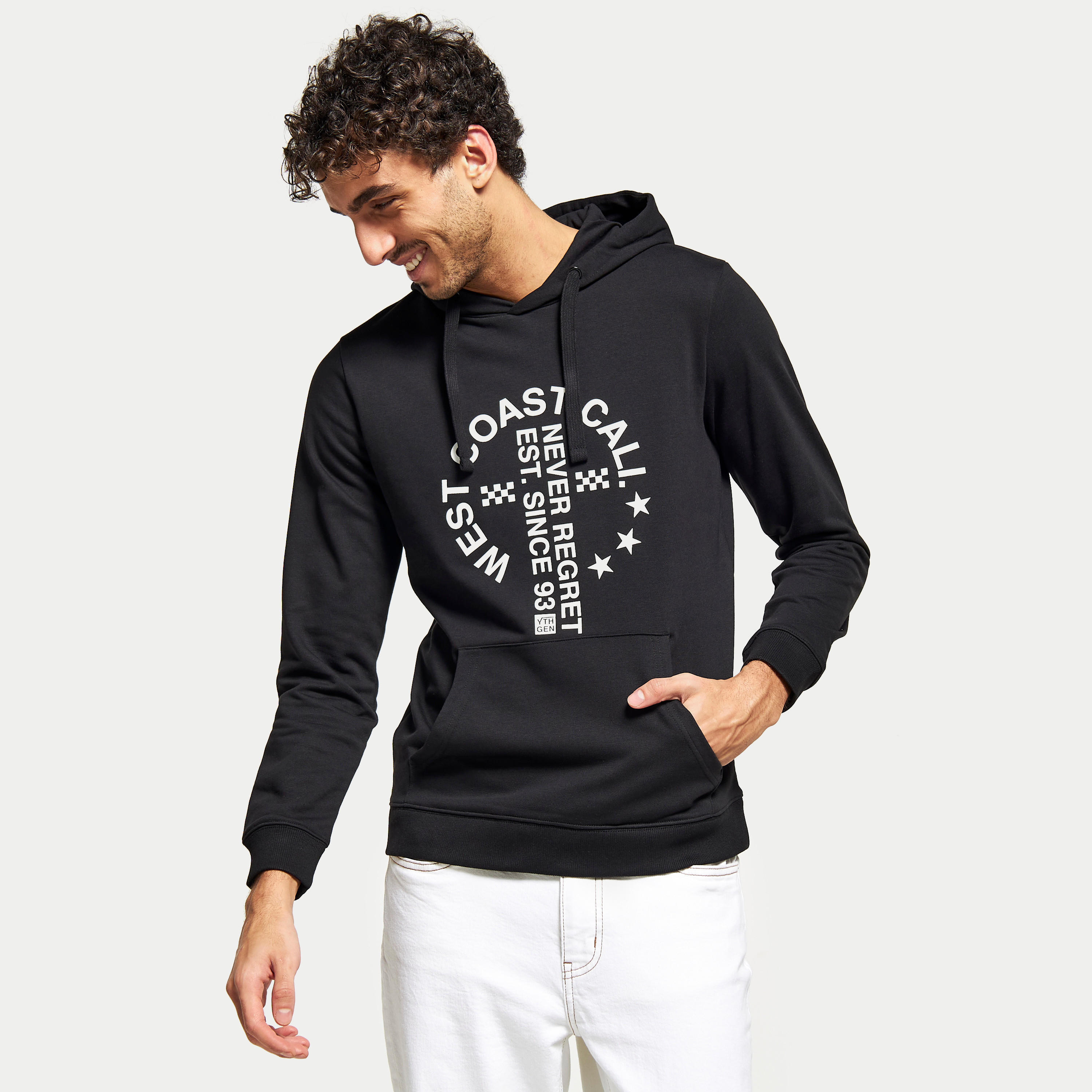 هودي بأكمام طويلة وجيوب كنغر وطبعات-men-winterwear-hoodiesandsweatshirts-image-1