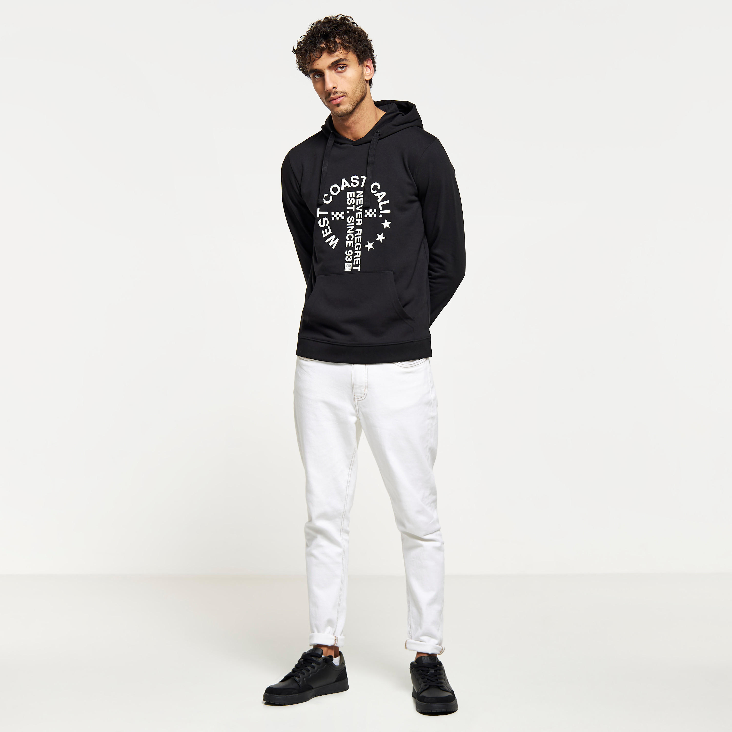 هودي بأكمام طويلة وجيوب كنغر وطبعات-men-winterwear-hoodiesandsweatshirts-image-2