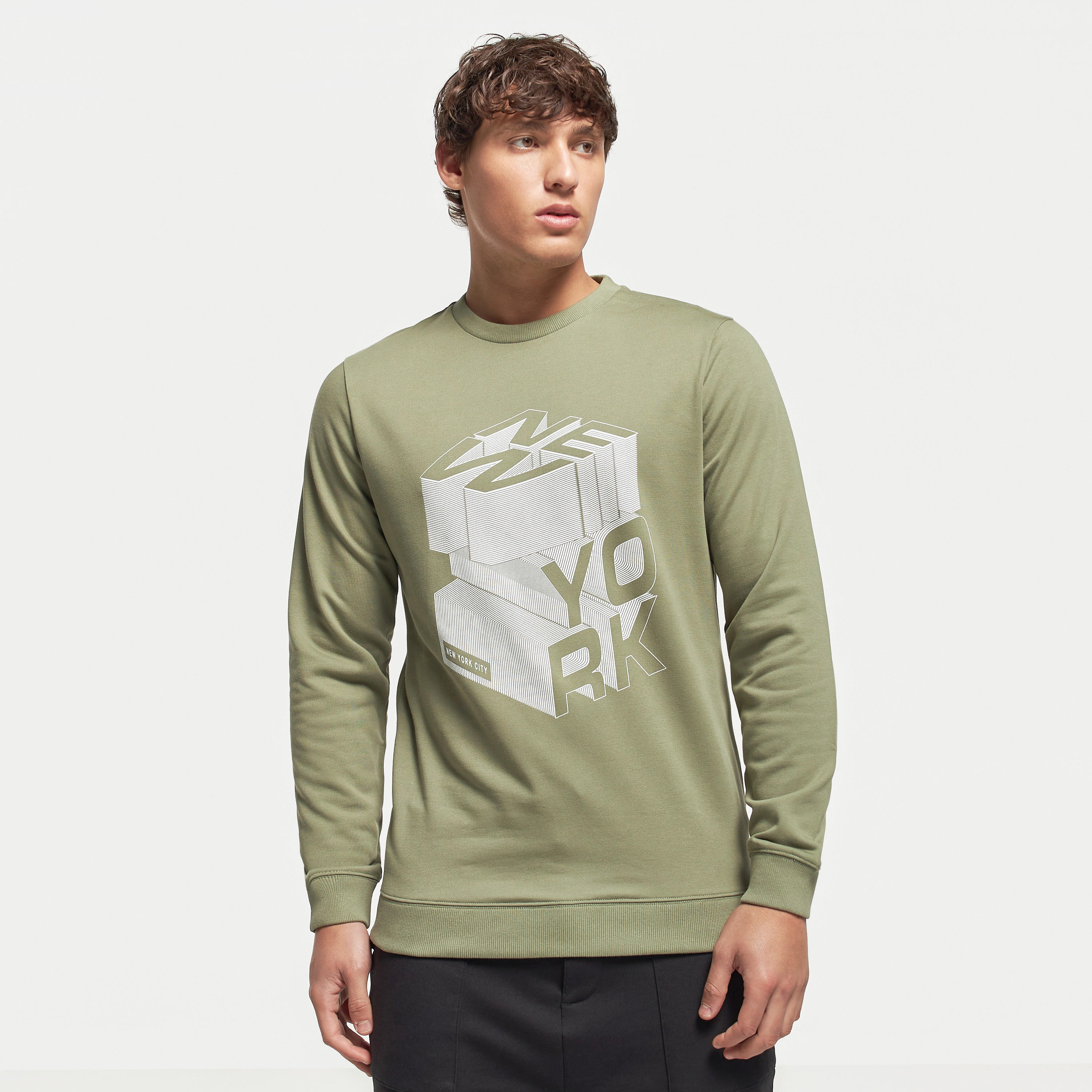 سويت شيرت بياقة ضيقة وأكمام طويلة وطبعات-men-winterwear-hoodiesandsweatshirts-image-1