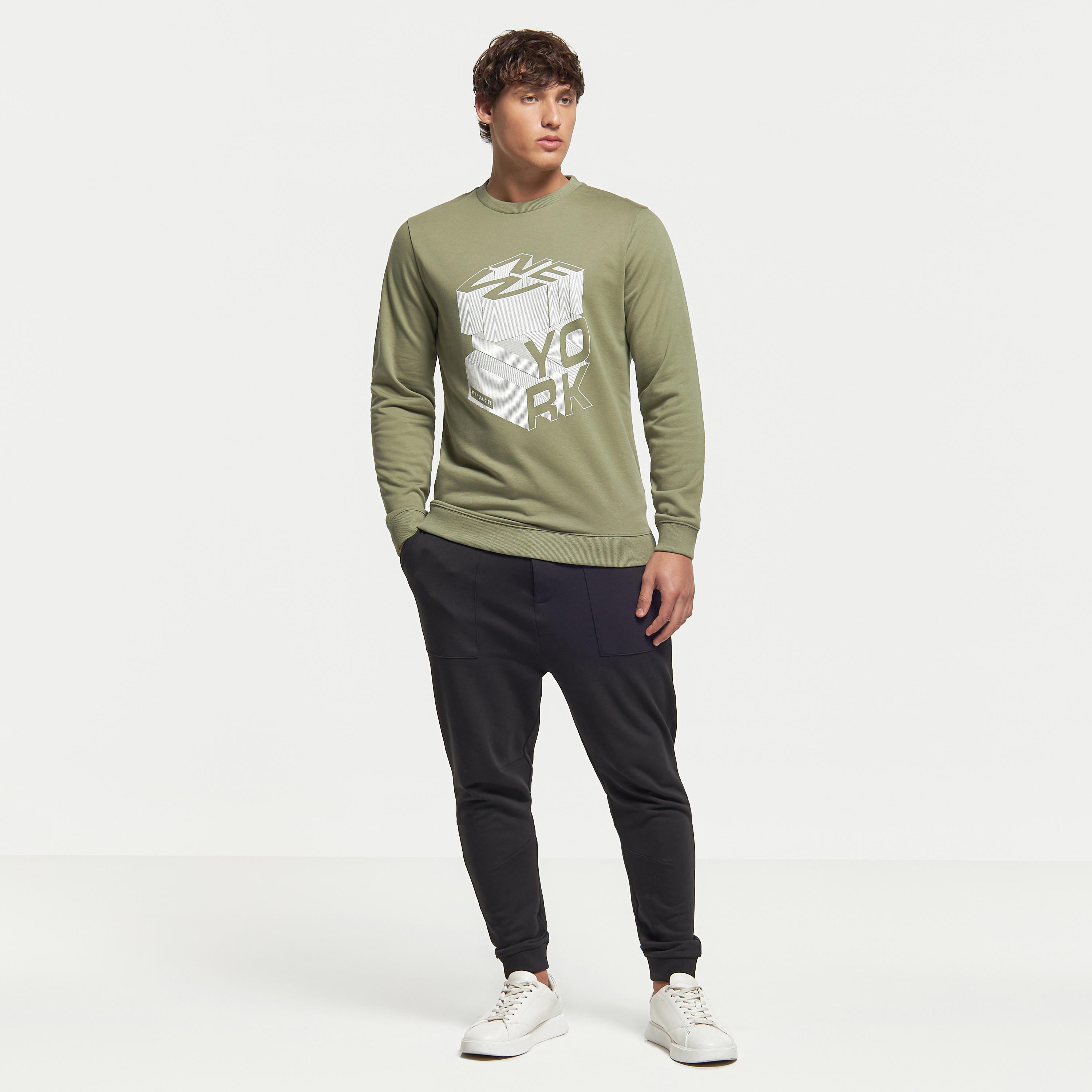 سويت شيرت بياقة ضيقة وأكمام طويلة وطبعات-men-winterwear-hoodiesandsweatshirts-image-2
