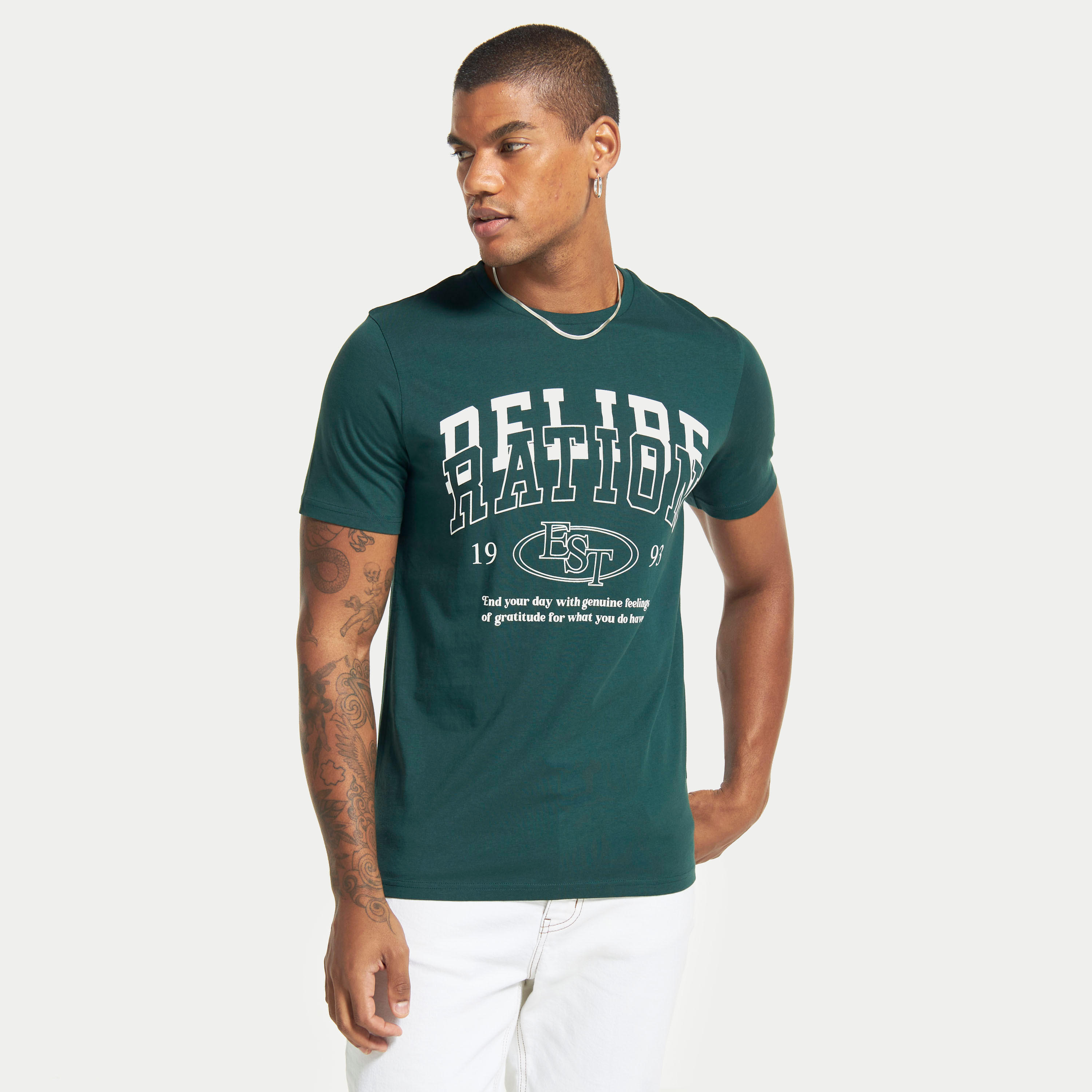 تيشيرت بياقة ضيّقة وأكمام قصيرة وطبعات-men-clothing-tshirtsandpolos-tshirts-image-1