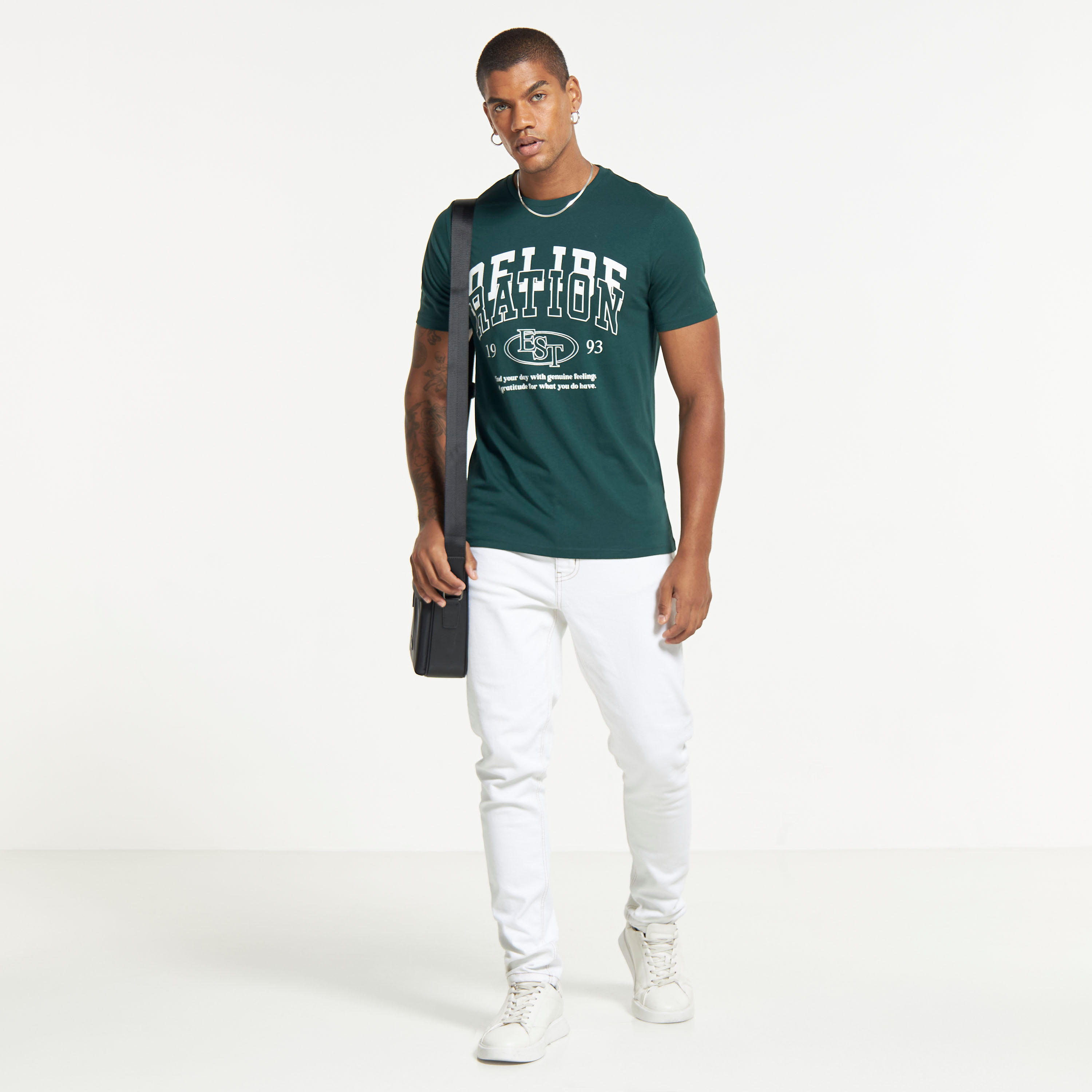تيشيرت بياقة ضيّقة وأكمام قصيرة وطبعات-men-clothing-tshirtsandpolos-tshirts-image-2