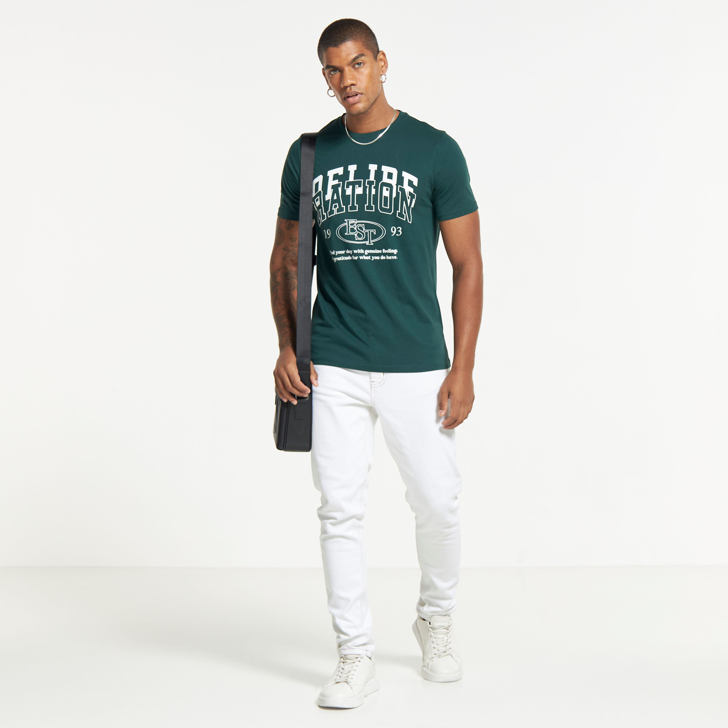 تيشيرت بياقة ضيّقة وأكمام قصيرة وطبعات-men-clothing-tshirtsandpolos-tshirts-image-2