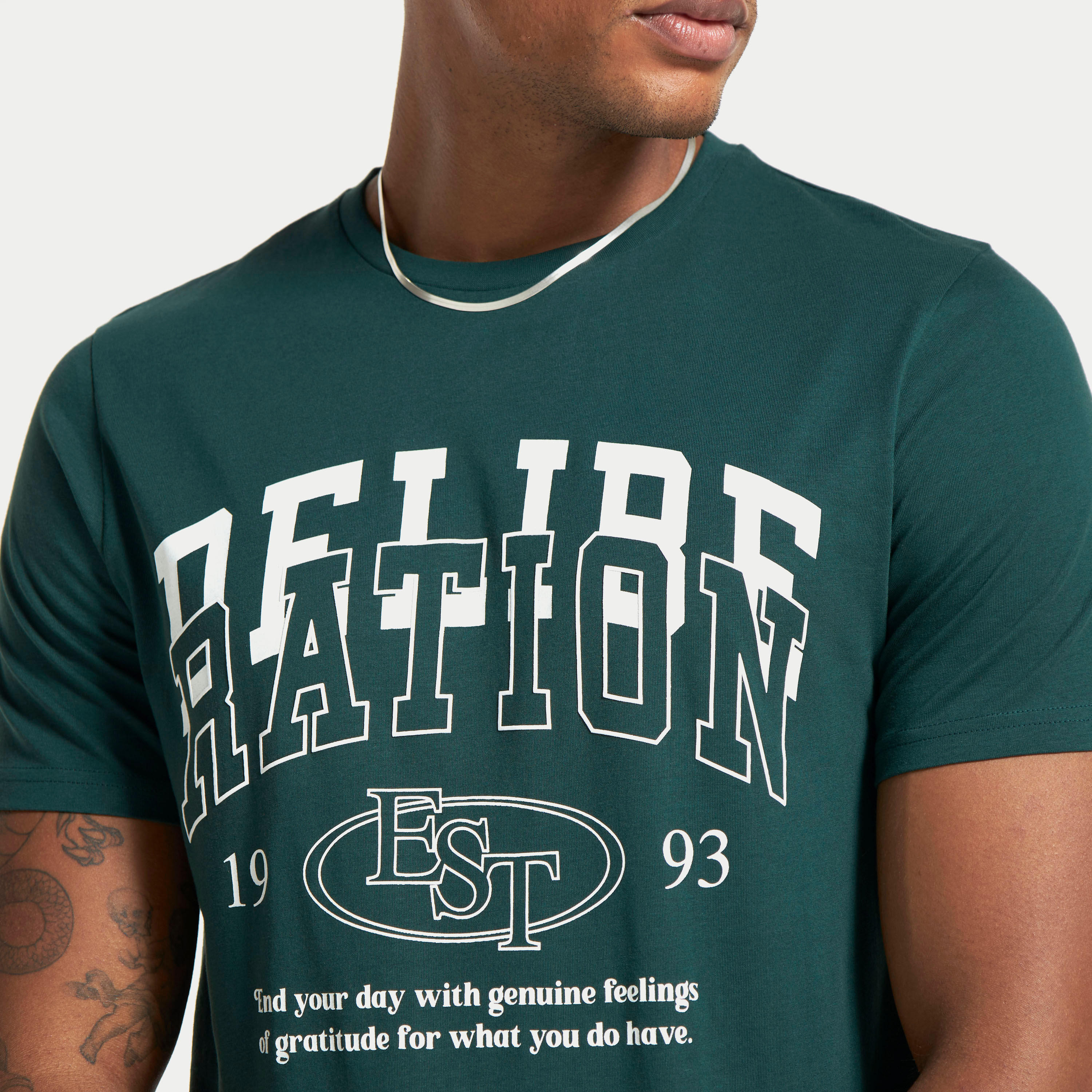 تيشيرت بياقة ضيّقة وأكمام قصيرة وطبعات-men-clothing-tshirtsandpolos-tshirts-image-4
